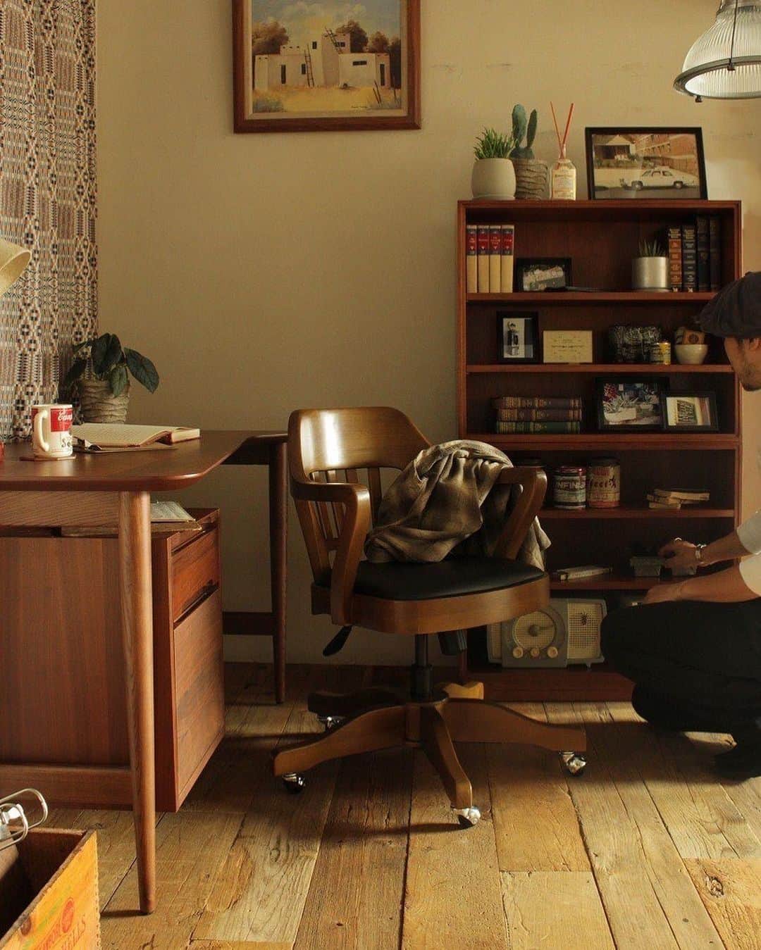 ACME Furnitureのインスタグラム：「-study room-  ▪️BROOKS DESK ▪️SHAW-WALKER DESK CHAIR   天板は上から下に向けて内側に向かう形で面を落としているので、しっかりとした厚みがありながら軽い印象に。 流線型のようなデザインはフィット感やPC作業のときに肘が乗っかるように計算されています。  1910年 〜20年代に生産されていたヴィンテージチェアを元に制作した木製のチェアと合わせて。  Contact:ACME Furniture MEGURO St. TEL:03-5720-1071 Email:acme-jsf@baycrews.co.jp  #acmefurniture #vintagefurniture #brooksdesk #shawwalkerdesk #chair #bodieindustrylamp #brooksshelf」