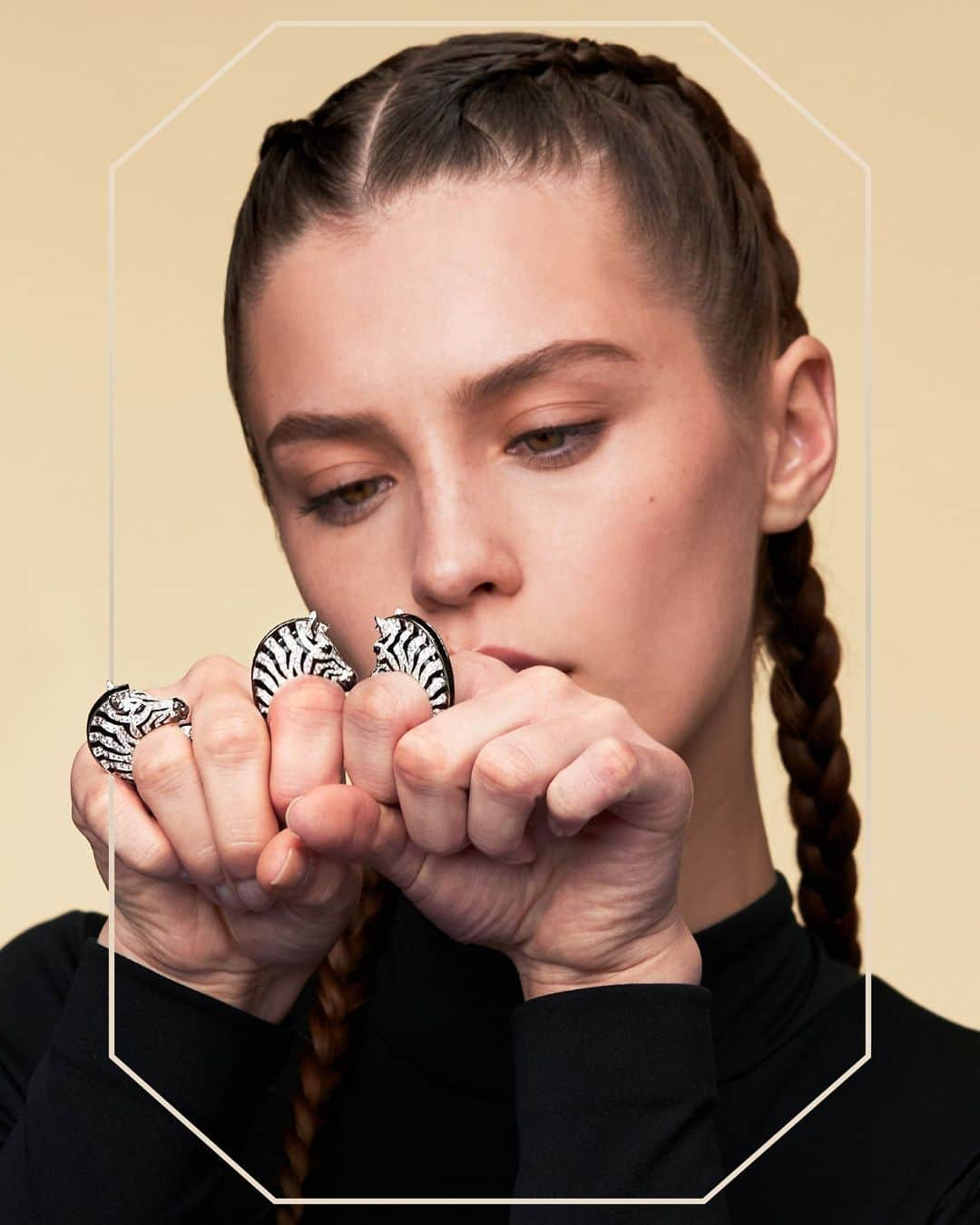 ブシュロンのインスタグラム：「Up for adoption⁣ ⁣ The Zebra: an adventurous animal tamed by Boucheron. ⁣ His favorite stones? Onyx and diamonds.⁣ How to wear it? As a ring, alone or in an accumulation.⁣ Matching expression? Stand out from the crowd.⁣ ⁣ #BoucheronAnimals」