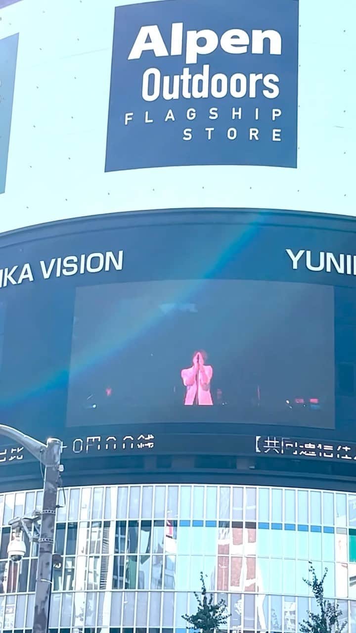 GLAYのインスタグラム：「. 9/28(木)～10/8(日)で 西武新宿駅前のユニカビジョンにて放映された模様をお届け✨  🎵黒く塗れ！ 　(HIGHCOMMUNICATIONS TOUR 2023 -The Ghost of GLAY-)  9/27(Wed) Released! 『HC 2023 episode 2-GHOST TRACK E.P-』  #GLAY #HC2023_ep2 #黒く塗れ #ユニカビジョン」