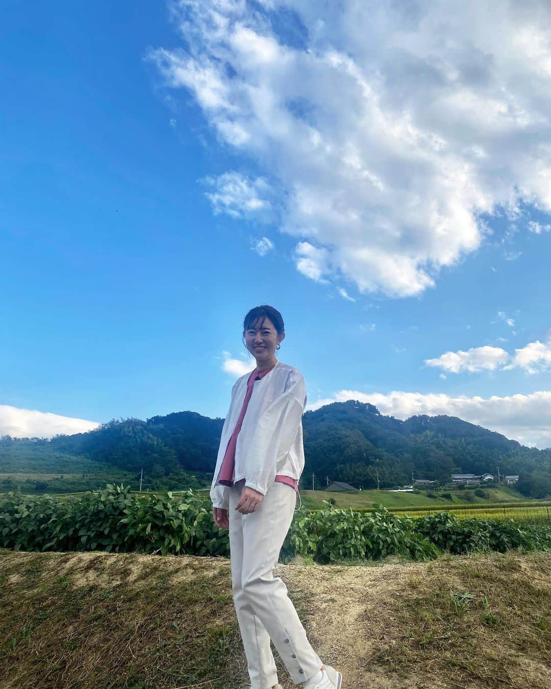 豊崎由里絵のインスタグラム：「. 明日！10月15日（日）12:29〜 テレビ大阪「発見！食遺産」に出演します✨  今回のテーマは…さつまいも！ 息子たちが園でお芋掘りをしてきたので リアルに我が家にはいま20本ほどさつまいもがあります🤣 さつまいもレシピ、 ロケでいろいろ教えてもらったのですが 本っ当に衝撃的な美味しさでした！！🥹❤️ 特に冷凍さつまいもを揚げたレシピ… （この説明だけでは意味不明だと思いますが） とんでもなく美味しいので絶対見てください🥹！ TVer配信もあります！  衣装はこちら。  ブルゾン @sugarrose.jp  ブラウス、パンツ @verofonna  スタイリスト @stylist_franc chie oshitani」