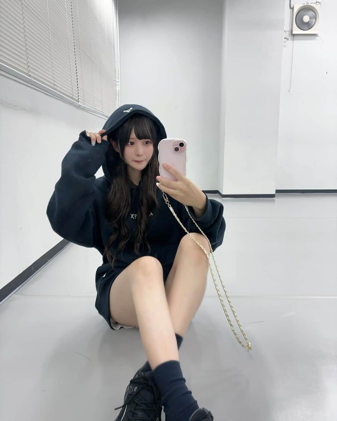 のインスタグラム：「冬のこのちょっとまだ頑張れる季節のフードつきトレーナー1枚に生足がすきなんだよね」