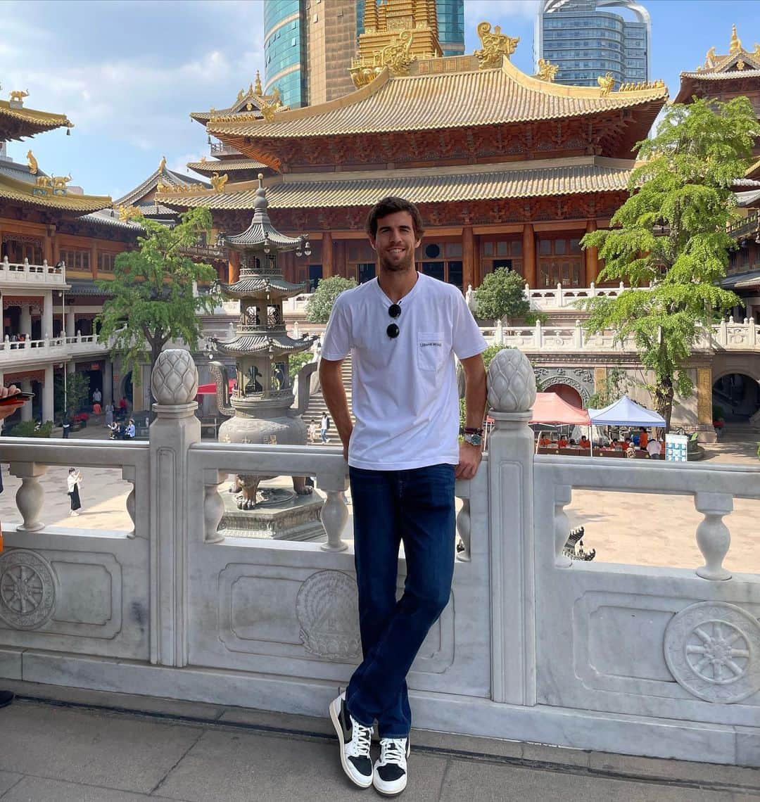 カレン・ハチャノフのインスタグラム：「Bye bye Shanghai🇨🇳 Was so great to be back in China after four years! The fans are incredible🙌🏻」