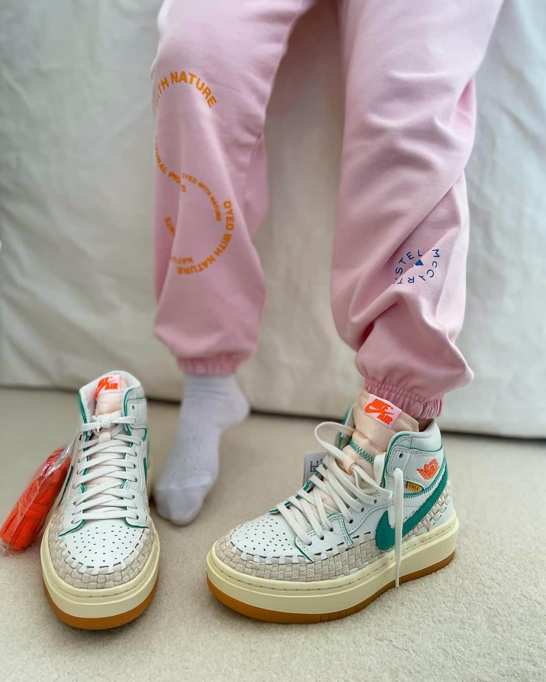森田えりかのインスタグラム：「色合いも好き✔︎ 💚🧡  あとスニーカーでまったく見えなくなるのは、もったいなかったオシャレ靴下😬」