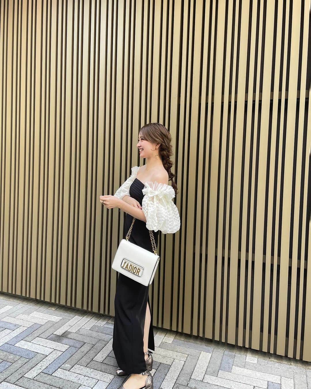 大野愛友佳さんのインスタグラム写真 - (大野愛友佳Instagram)「質問たくさんもらっていた こちらのdressは @lily_brown_official 🏷️✨  ボリュームたっぷりパフスリーブと スリットがかわいくて❤︎  #お呼ばれコーデ#結婚式お呼ばれ」10月14日 19時09分 - ohnoayuka