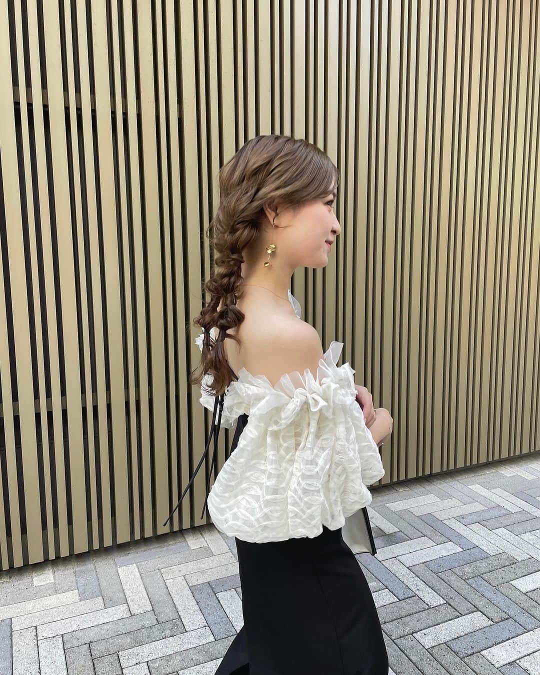 大野愛友佳のインスタグラム：「質問たくさんもらっていた こちらのdressは @lily_brown_official 🏷️✨  ボリュームたっぷりパフスリーブと スリットがかわいくて❤︎  #お呼ばれコーデ#結婚式お呼ばれ」