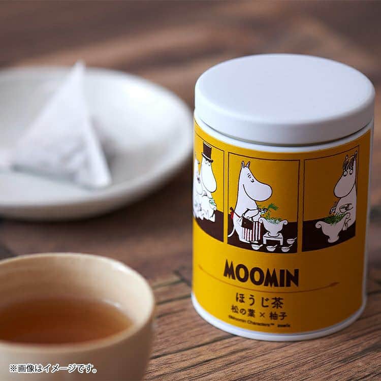のインスタグラム：「【おすすめ商品】カネ十農園 ほうじ茶(松の葉×柚子)  ムーミンたちが長い冬の間、冬眠に入る前に、決まって食べるのが「松の葉」。 そんな「松の葉」と、冬に欠かせない「柚子」をブレンドしたほうじ茶が登場♪ ティーバッグタイプなので、ほっと一息つきたいときにおすすめです。  PEIKKOオンラインショップで販売中🚩  #moomin #ムーミン #peikko #ムーミングッズ #ムーミンアイテム #リトルミイ #スナフキン #ミイグッズ #スナフキングッズ #moomi #ムーミン好きな人と繋がりたい #moominlover #moominous #tovejansson #トーベヤンソ #moominvalley #ムーミンバレーパーク #ムーミンなくらし」