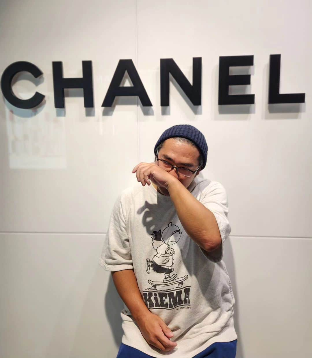 中岡創一のインスタグラム：「シャネルに中岡添えて  CHANELのロゴ  に中岡ってどう？？  #どうもこうもないすぐ立ち去れ #CHANELの前でウロチョロする中岡にキック #でもロゴの前で撮るのはただやん #いいねもらっとけ」