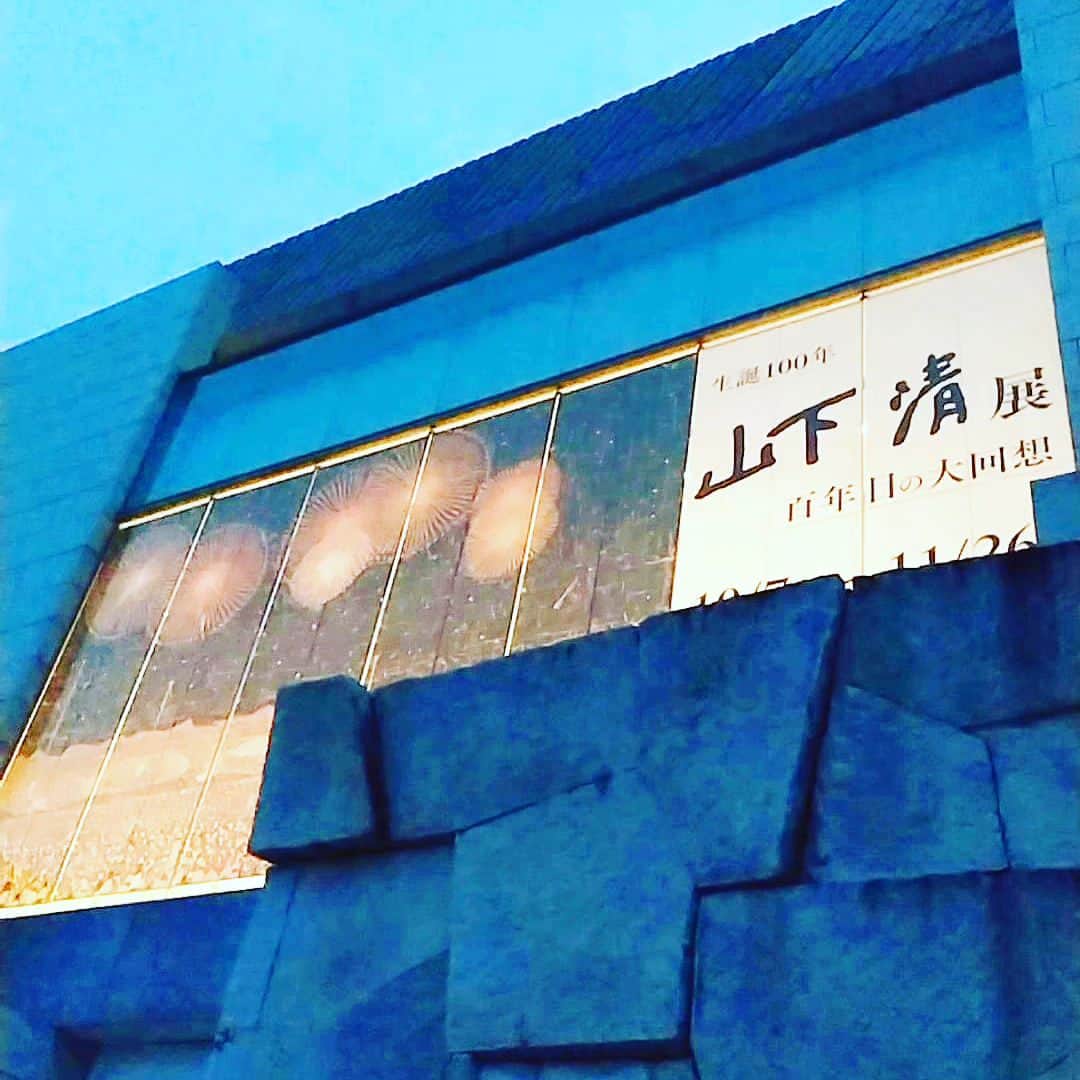 舞咲りんさんのインスタグラム写真 - (舞咲りんInstagram)「【山下清展・生誕100年】  行きたいなぁ！って思っていたのに なかなか行けなくて💦💦  でも本日、やっと！ 行くことが出来ました🙌🙌🙌  幼い頃から、虫が大好きだった山下画伯。  12歳の頃の絵が展示されていましたが クモの脚の模様や、蝶々の羽根の模様など… 事細かく描かれていました✨✨✨  鉛筆画から、ペン そして… 貼り絵から、油絵  私、集合体恐怖症な所があって💦💦  山下画伯の貼り絵の細かさに 『集合体恐怖症』が出てしまうほど‼️‼️‼️笑  それくらい！ 細部にわたる所まで描かれていました✨✨✨  ほんっとーーーーに！ 観に行けて良かったです🩷🩷🩷  また今度、行ってみたいな！って思ってます♫  皆様もお時間があれば、是非‼️‼️‼️  #山下清 #山下清画展 #美術館 #宮崎県立美術館 #宮崎市 #画伯 #美術鑑賞 #貼り絵 #生誕100年 #舞咲りん #ヒメ #充実した休日」10月14日 19時22分 - maisaki_rin_85