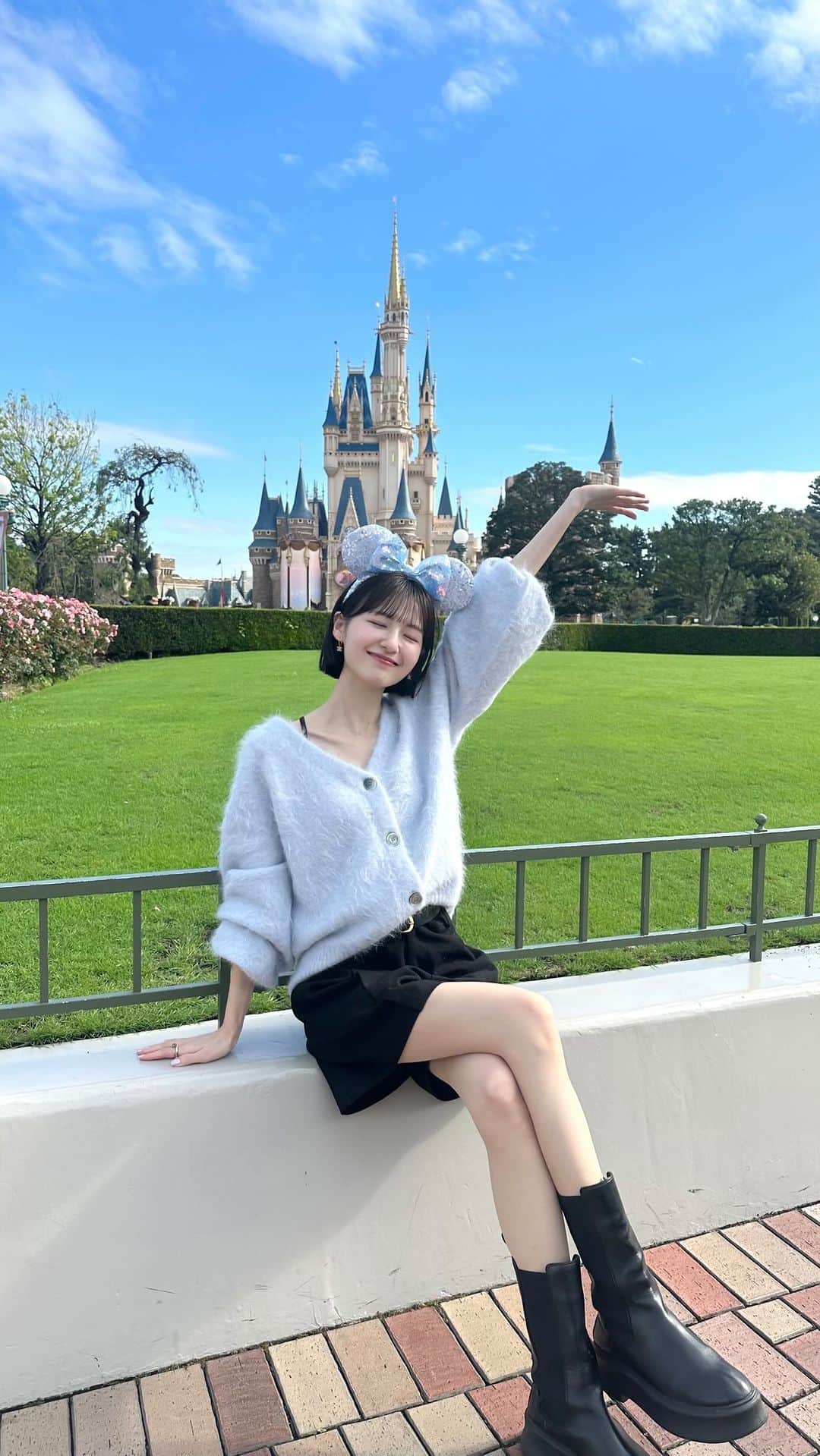 のインスタグラム：「𝐷𝑖𝑠𝑛𝑒𝑦𝑙𝑎𝑛𝑑 𝑅𝑒𝑒𝑙 🏰🤳🏻🩵  #ディズニー #ディズニーランド #disney #disneyland #ディズニーコーデ」