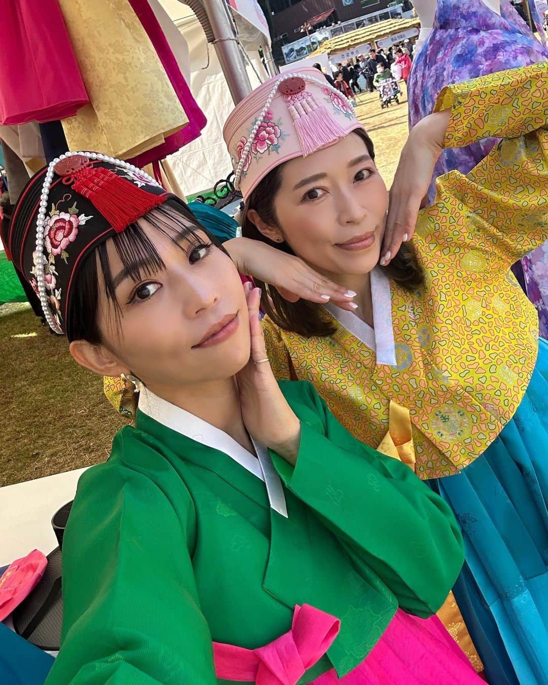 ANNA のインスタグラム：「今日は朝から韓国人、ロシア人、中国人、ベトナム人、我々日本人のみんなで沢山観光に連れて行ってもらいました🇰🇷  沢山スケジュールを組んで下さっていてありがたい🥹✨でも明日がLIVEのリハーサルと本番なので、夜のパーティはキャンセルして早めにホテルに戻り練習です🎤  #韓国LIVE #韓国観光 #koreanfashion #チマチョゴリ #姉妹」