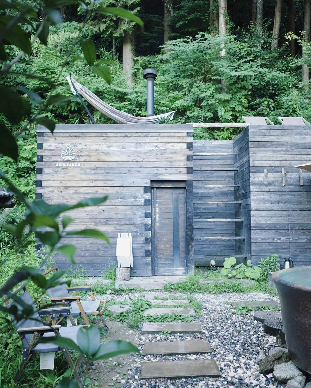 清水みさとさんのインスタグラム写真 - (清水みさとInstagram)「大好きなume sauna in 夏🌿♨️  ときどき読み返す「旅をする木」 ちょうど持ち歩いてたら、 umeの部屋に常備されてて思いがけず2冊 お揃いが嬉しくなる本📖  夜サウナ中、流れ星もみた💫  満天の広い星空に、 木の影がちょうど窓枠になって、見る場所を狭めてくれたおかげかも  大好きな場所🌳 次はどの季節にいけるかなぁ〜  @ume.yamazoe  #umeyamazoe」10月14日 19時17分 - misatoshimizu35