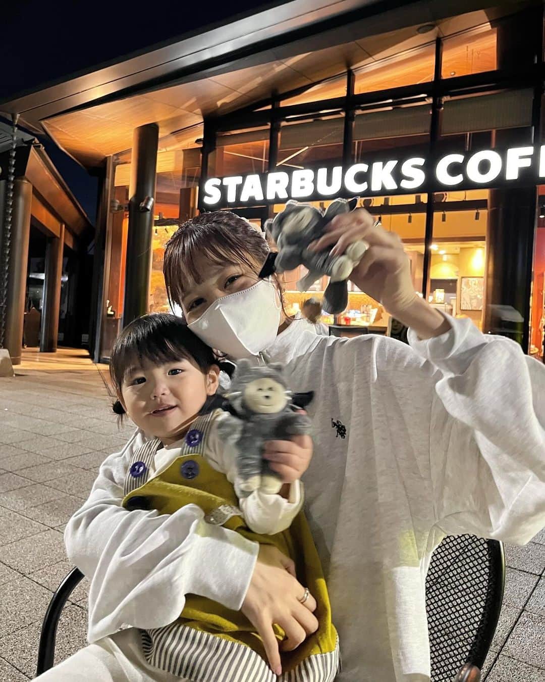 はやめいのインスタグラム：「. スタバの新作が出ると飲みたくなって しまいます、、(ᐡ_  ̫ กᐡ)  色々飲んでも私はアフォガート フラペチーノが1番好きかな☕️ 🫣 ♡ 笑  今回のフラペチーノは ブラックだったのでむすめっちも ちょっとビックリしていました 💭  かわいこちゃんをむすめっちと お揃いでお迎えしちゃった 🐈‍⬛  私の着ているtopsは  @wego_zozo @wego_zozo_mens 🫶🏻  ZOZOでクーポンがでているようです 🤍  #WEGO#ウィゴー#ZOZOTOWN　 #ZOZOTOWN購入品　#USPOLO#USPOLOASSN #こども #こどものいる生活#シングルマザー#シンママ#シンママライフ#こどものいる暮らし#キッズ#ママスタグラム#２歳8ヶ月#むすめふく#プチプラコーデ#mamagirl#ママファッション#ママコーデ#親子服#親子コーデ#キッズコーデ」
