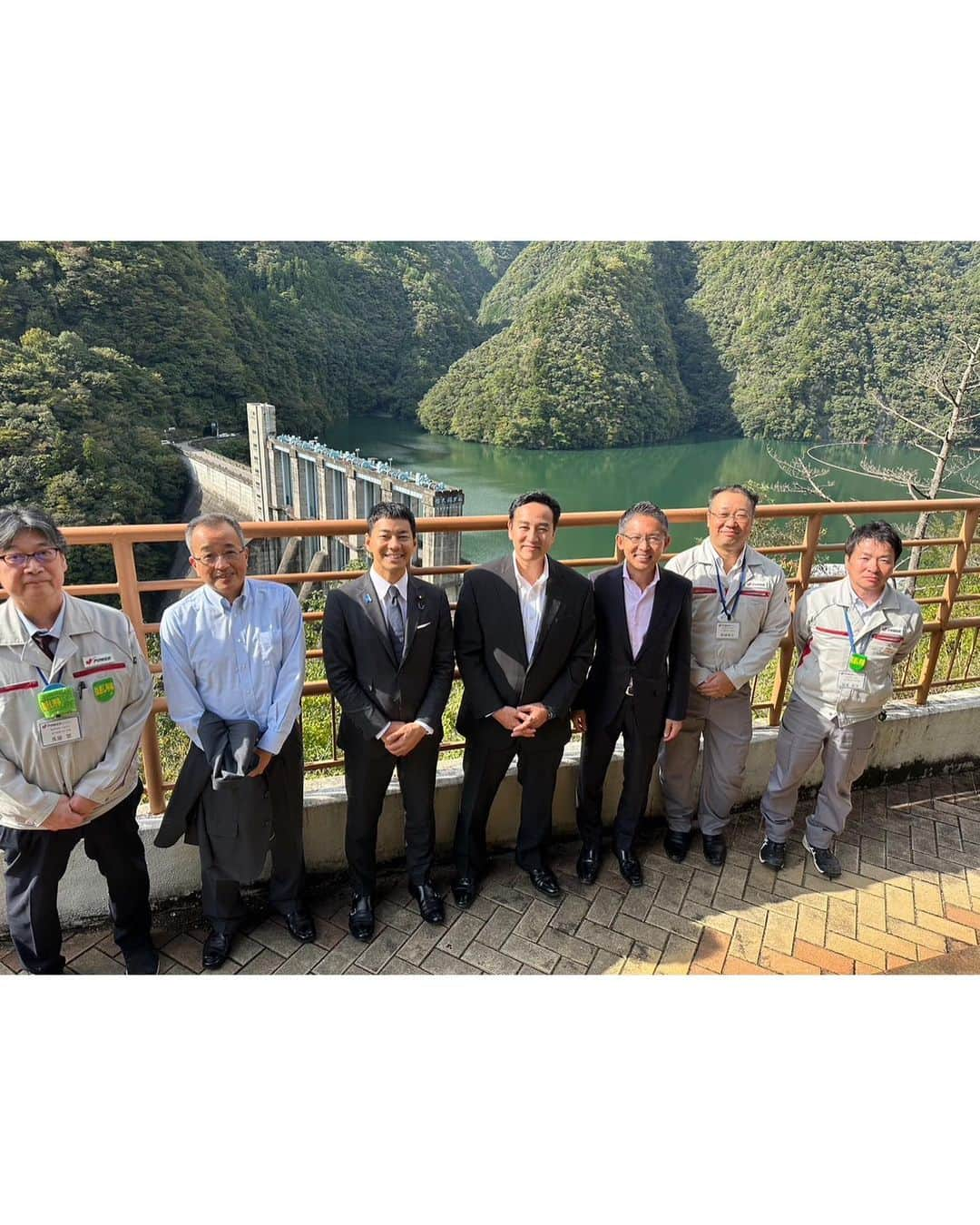 山本左近さんのインスタグラム写真 - (山本左近Instagram)「静岡県浜松市にある 「佐久間ダム・発電所」を 山際大志郎衆議院議員、中川貴元衆議院議員と共に視察。  JP佐久間電力所 長屋所長に ご案内・ご説明頂いたのち、 意見交換をさせて頂きました。  急増するエネルギー需要に応えるため、 佐久間ダムは昭和28年(1953年)に着工。  米国から導入した土木重機などの活躍で、 不可能といわれた難事業を たった3年間で完成させたのには大変驚きと、 戦後間もない当時の日本人の底力を感じました。  約70年間大きなトラブルもなく稼働し続けている安定性、 今後の計画等、水力発電の現場を学ばせて頂き、 改めて、＂水力ほどポテンシャルの高い電源はない＂ことがわかりました。  現在、日本のクリーンエネルギーの重要施設として 水力発電の役割が益々高まっている理由は以下。  ・外国から燃料調達が不要な点 ・CO2を出さないクリーンエネルギーである点 ・再エネでありながら雨天や夜間にも運転できる点  緊急時の調整機能と 安定したベースロード機能の両方を併せ持ち、 私たちの生活を支えてくれています。  またこれから始まる 「NEXUS佐久間プロジェクト」  より大きな出力へアップデートを目指し、 カーボンニュートラルの実現に向けて、 更に大きな役割を担っていくことは間違いありません。  #衆議院議員 #山本左近  #佐久間ダム #クリーンエネルギー  #水力発電 #カーボンニュートラル」10月14日 19時19分 - sakon_yamamoto