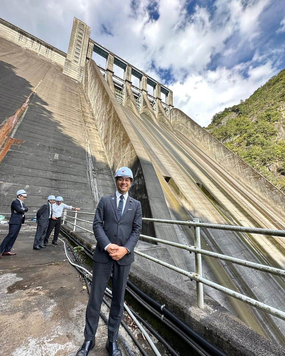 山本左近さんのインスタグラム写真 - (山本左近Instagram)「静岡県浜松市にある 「佐久間ダム・発電所」を 山際大志郎衆議院議員、中川貴元衆議院議員と共に視察。  JP佐久間電力所 長屋所長に ご案内・ご説明頂いたのち、 意見交換をさせて頂きました。  急増するエネルギー需要に応えるため、 佐久間ダムは昭和28年(1953年)に着工。  米国から導入した土木重機などの活躍で、 不可能といわれた難事業を たった3年間で完成させたのには大変驚きと、 戦後間もない当時の日本人の底力を感じました。  約70年間大きなトラブルもなく稼働し続けている安定性、 今後の計画等、水力発電の現場を学ばせて頂き、 改めて、＂水力ほどポテンシャルの高い電源はない＂ことがわかりました。  現在、日本のクリーンエネルギーの重要施設として 水力発電の役割が益々高まっている理由は以下。  ・外国から燃料調達が不要な点 ・CO2を出さないクリーンエネルギーである点 ・再エネでありながら雨天や夜間にも運転できる点  緊急時の調整機能と 安定したベースロード機能の両方を併せ持ち、 私たちの生活を支えてくれています。  またこれから始まる 「NEXUS佐久間プロジェクト」  より大きな出力へアップデートを目指し、 カーボンニュートラルの実現に向けて、 更に大きな役割を担っていくことは間違いありません。  #衆議院議員 #山本左近  #佐久間ダム #クリーンエネルギー  #水力発電 #カーボンニュートラル」10月14日 19時19分 - sakon_yamamoto