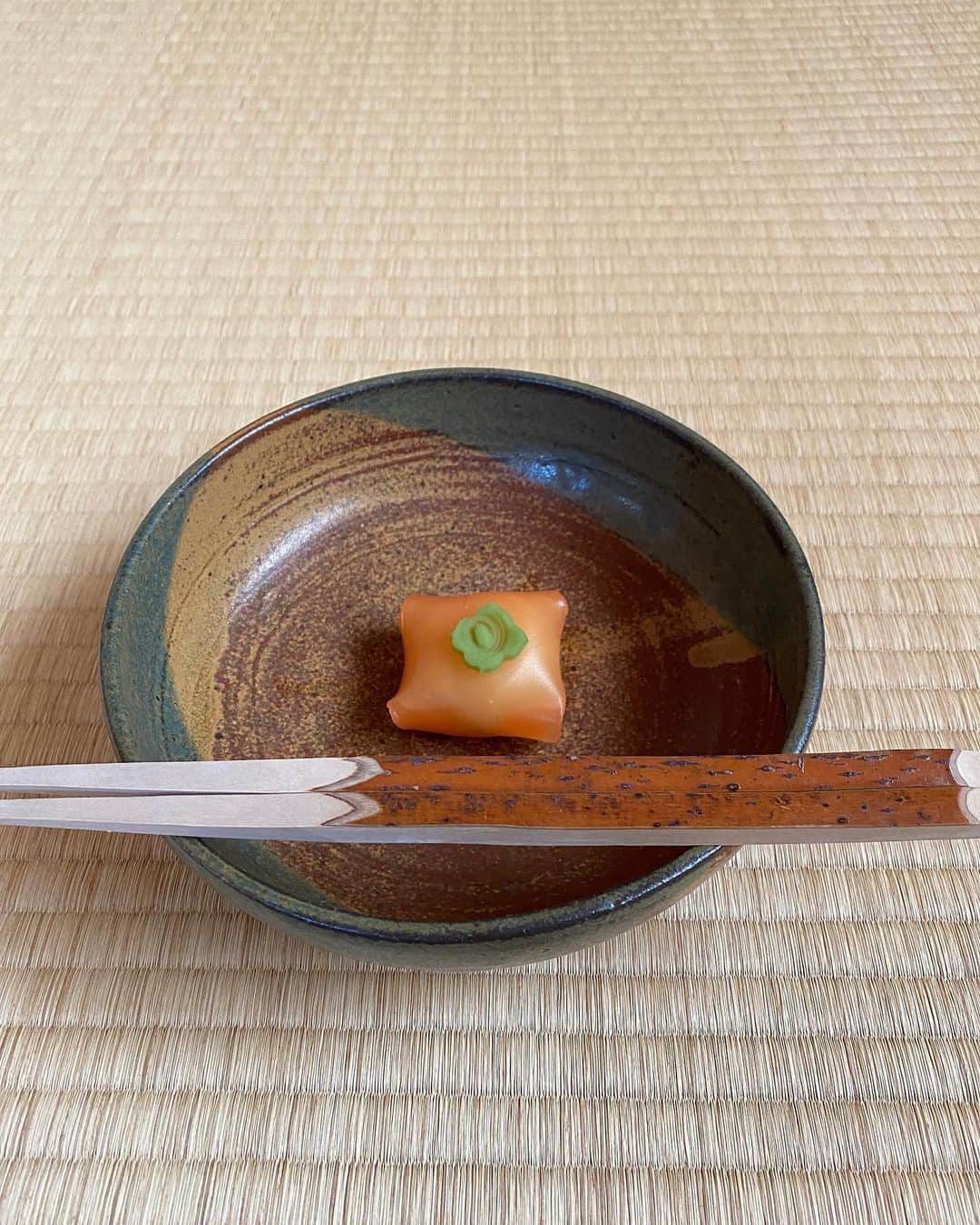 谷奥えまのインスタグラム：「久しぶりの茶道でした🍵　 行くたびに新しい発見がある茶道はやっぱり楽しい！！！！！ ワクワクする〜♪  いつも茶道の先生からは知らない言葉などたくさん教えて下さるので勉強になります。　　  今回教わった言葉は「木守柿」 きもりがき 　 来年もよく実がつくようにというおまじないで、ぽつんと一つだけ木に取り残しておく果実のことだそうです。　　　 　 柿の和菓子は甘くて美味しかったです♡」