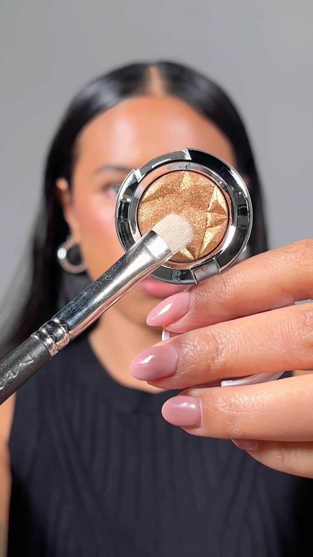 M·A·C Cosmetics UK & Irelandのインスタグラム：「Today’s eclipse won’t stop us from shining ✨  @lxstv creates this simple but ethereal eye look using the Bizarre Blizzard Bash Collection.   ✨ Sparkler Eyeshadow in Gold Crush ✨ Colour Excess Gel Pencil in Gleam On ✨ MACSTACK Mascara   Tap to shop NOW!  #MACCosmeticsUK #MACBizarreBlizzardBash #MACHoliday」