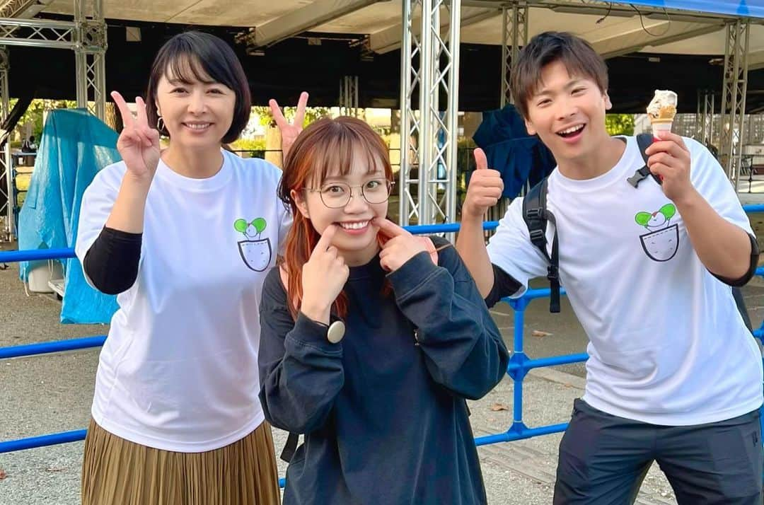 朝倉さやさんのインスタグラム写真 - (朝倉さやInstagram)「10/14 「YTSまつり」嬉し楽しっけ〜🥰  会場入りしたらバット用意されてたw(愛ー！)デビュー当時のライブを思い出しながら、懐かしい気持ちで思い切りホームラン打ちながら歌いました❤️‍🔥  東京から歌いはじめて、最新曲のドーナツも初めてライブで歌ったっけよ♩ 酒田甚句FutureTraxダンスは皆キレッキレだっけし、ニワトリFutureTraxではめちゃ小さい子も一緒に全力「Hey! 」「whoo!」やってくれてて可愛すぎたっけ🥹  たくさんの方が耳を傾けてくれて、一緒に楽しんでくれて 幸せいっぱいの2ステージ🫶 ほんってんありがとさまでした～🥰  そしてマラソンランナーの皆さん お疲れ様でしたーー👏❤️‍🔥  5枚目 #みるるん星人 #ユメリオン と♩ 6枚目 #けっぱって東北 の皆さんと♩ 7枚目 YTSアナウンサー #熊谷瞳 さん #望月雅人 さんと♩ 8〜10枚目 #フードコーナー のからあげとキンパ、んますぎたー！  #YTSまつり #山形テレビ #山形 #運動の秋 #食欲の秋 #ライブの秋 #朝倉さや #Japan #yamagata #festival #autumn  #sayaasakura」10月14日 19時31分 - asakurasaya