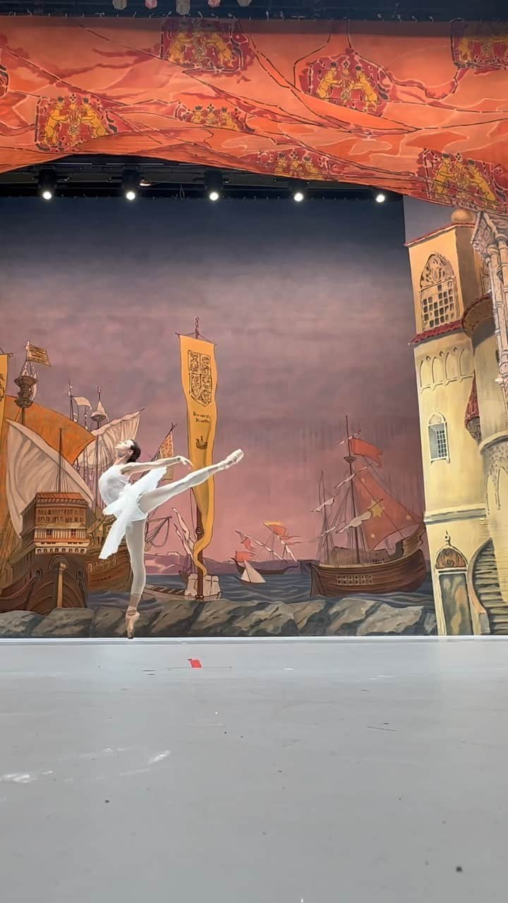 マリア・コーレワのインスタグラム：「China? Spain? Or Germany? Theatrical eclecticism - rehearsing Swan Lake in Beijing in Don Quixote decorations ✨ #MariinskyOnTour   Китай? Испания? Или Германия? Театральная эклектика - работают с предлагаемыми обстоятельствами берега немецкого Лебединого Озера, при этом находясь в Пекинском театре с декорациями центральной площади Барселоны из Дон Кихота ✨ #МариинскиеГастроли」