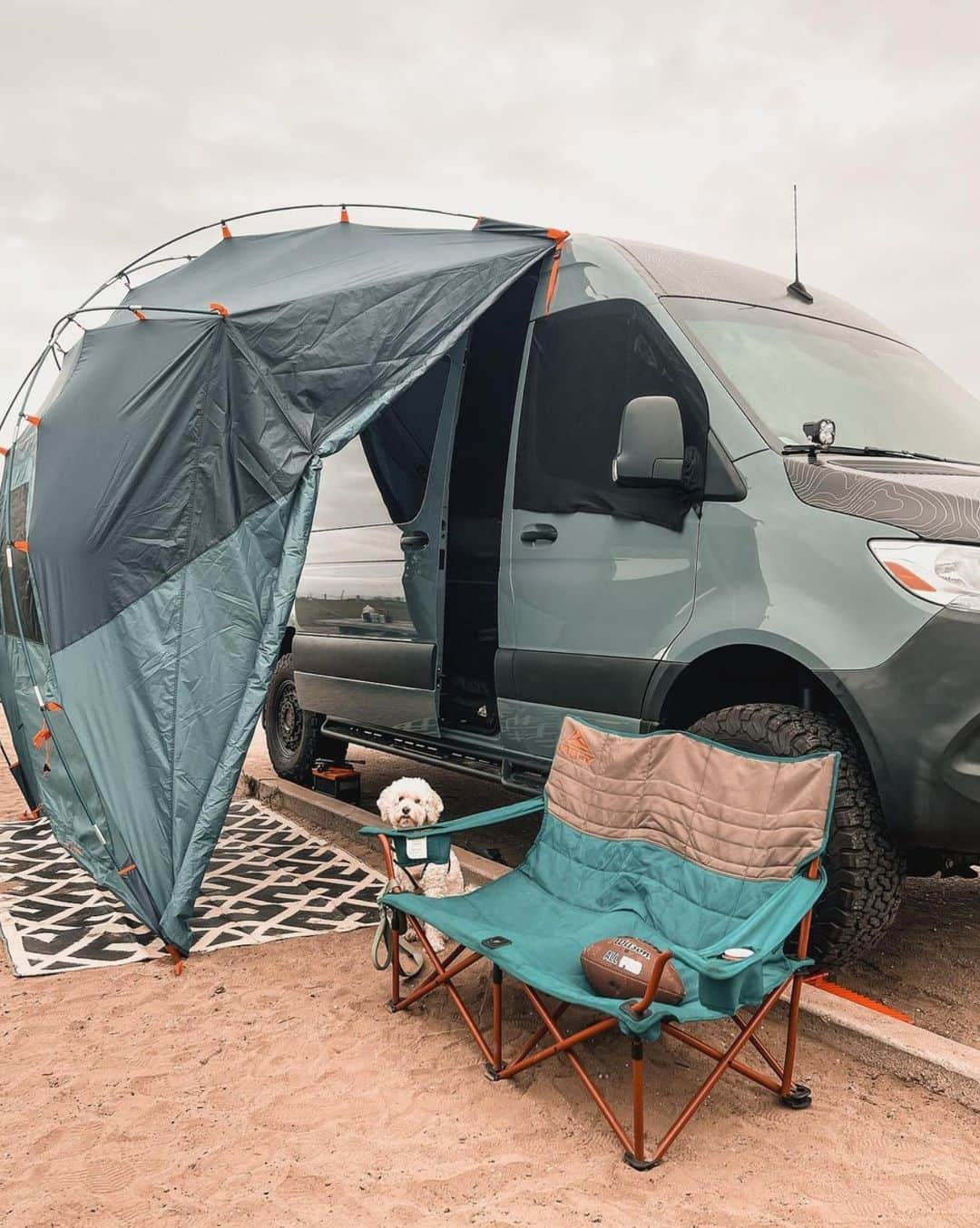 ケルティさんのインスタグラム写真 - (ケルティInstagram)「Just out here L-I-V-I-N (in the V-A-N). 🚐🧡⁠ ⁠ Doggo says "sup" 🐶⁠ ⁠ Kelty Backroads Shelter & Low Loveseat available at the 🔗 in bio⁠ 📸: @gentle.giant_⁠ ⁠ #builtforplay #keltybuilt #getoutside⁠」10月14日 19時25分 - keltyusa