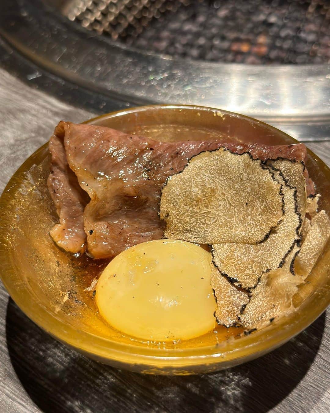 YURIKAさんのインスタグラム写真 - (YURIKAInstagram)「🐮  📍麻布十番『牛に金棒』 @ushinikanabou_azabujuban   みんなでBBQをした時に 美味しいお肉を焼いてくださった 元けんしろうやうしみつの統括料理長の 西田さん @dancho0318 がオープンしたお店✨  日本三大和牛の近江牛の焼肉を フルアテンドで全て焼いて 取り分けてくれます🤍🤍🤍  どのお肉も美味しいのですが フォアグラバター醤油や雲丹など お肉をさらにワンランク 美味しくしてくれるトッピングや  昆布締めの厚切りタンなど 他では食べたことのない 料理長のこだわりのメニューが楽しめました💖  焼肉とフランス料理がマリアージュされた ここでしか食べられない創作焼肉✨  お店で焼いているという サクふわな香ばしいクロワッサンに 牛カツを挟んだヒレワッサンは お口が幸せすぎた🤤💓  テールスープの土瓶蒸しや 近江牛と鰻の土鍋ご飯など 高級食材を使った贅沢なメニューも✨  特上サーロインのすき焼きは 米の飼料で育った鶏の白い卵黄と トリュフを乗せて お肉の旨みと相性抜群でした❤️  先月行ったばっかりだけど 美味しすぎて今月また行くの楽しみ😍🤣  ご馳走様でした🙏  #牛に金棒 #創作焼肉 #麻布十番焼肉 #麻布十番デイナー #ヒレワッサン #麻布十番グルメ #麻布十番 #十番デート #ヒレカツサンド #東京焼肉 #東京グルメ #グルメ女子 #食べログ  #美食 #azabujuban #yakiniku #genic_food #foodie #japanesefood」10月14日 19時27分 - yurika__baby