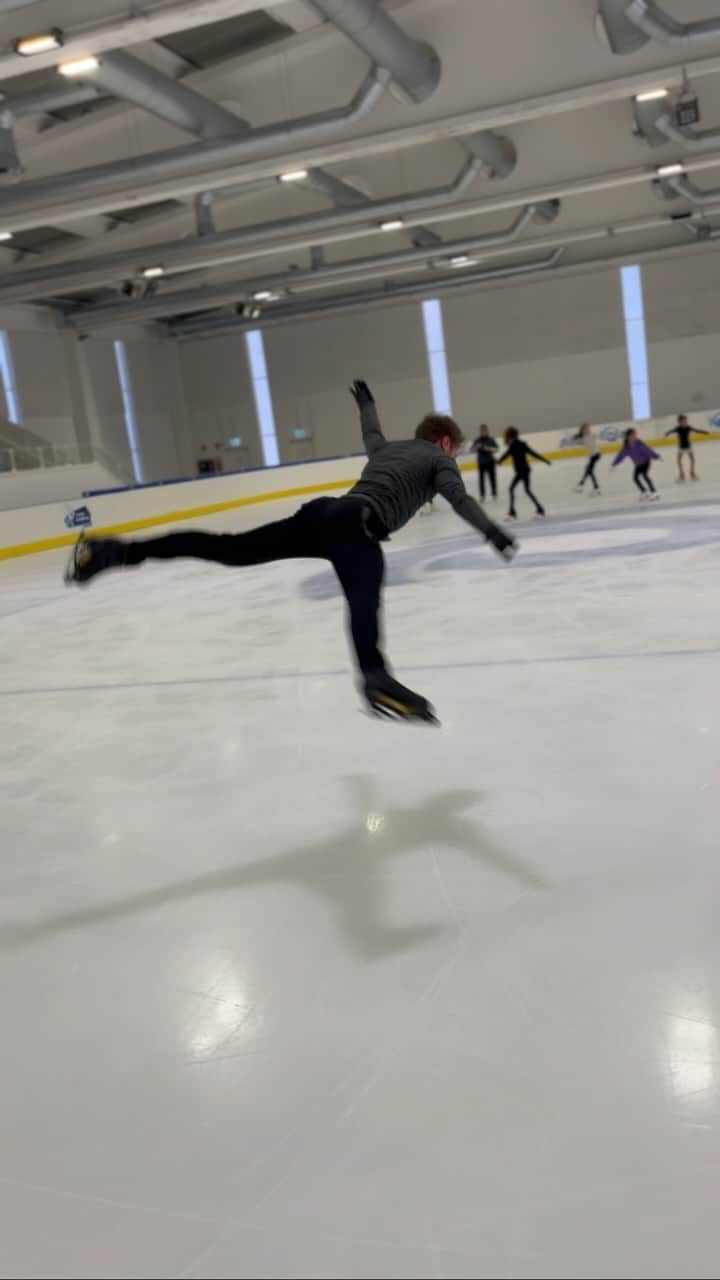 マッテオ・リッツォのインスタグラム：「Happy weekend 😉 Another week is over! La vostra settimana come era?? 🤙🏻🚀 • • #Figureskating #pattinaggiosughiaccio #pattinaggiodifigura #iceskating #ice #competitions #race #olympics #japan #italiateam #fisg4passion  #icelab #fiammeazzurre #go #travel #passport #happy」