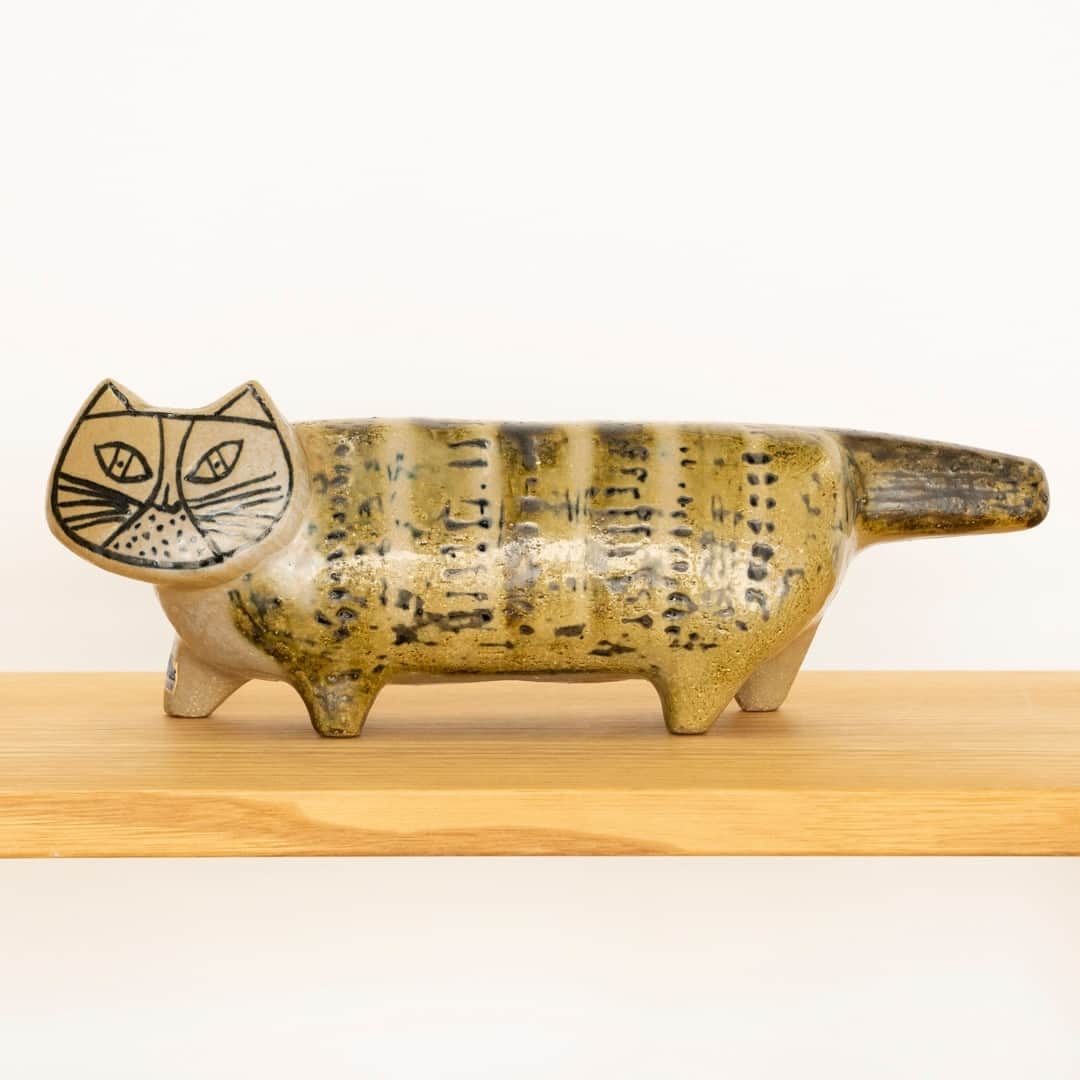 リサラーソンさんのインスタグラム写真 - (リサラーソンInstagram)「【ヴィンテージの秋。】⁠ ⁠ 1950年代後半に作られたSTORA ZOO（大きな動物園）シリーズのネコです。リサ・ラーソンの代表的な作品のひとつで、非常に人気が高いヴィンテージ陶器です。32cmと存在感抜群のサイズなので、どこに飾っても目を惹きます。⁠ ⁠  Stora Zoo Cat standing⁠ https://shop.tonkachi.co.jp/products/lv23-125⁠ ⁠ ================⁠ ⁠ トンカチストアはプロフィールのリンクよりご覧いただけます。⁠ ⁠ →@lisalarsonjp⁠ ⁠ ➡️TONKACHI STOREでもリサ・ラーソンの情報をお届けしております。⁠ ぜひフォローしてくださいね。⁠ →@tonkachi_store⁠ ⁠ ================⁠ ⁠ #LisaLarson #リサラーソン #tonkachi #トンカチ #tonkachistore #トンカチストア #🔨#Sweden #スウェーデン #北欧 #北欧インテリア #北欧雑貨 #北欧ライフスタイル #ceramic #陶器 #陶芸家 #作家  #gift #ギフト #暮らしを楽しむ #暮らし #ネコ #ヴィンテージ」10月14日 19時30分 - lisalarsonjp