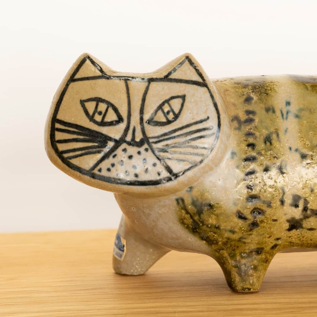 リサラーソンさんのインスタグラム写真 - (リサラーソンInstagram)「【ヴィンテージの秋。】⁠ ⁠ 1950年代後半に作られたSTORA ZOO（大きな動物園）シリーズのネコです。リサ・ラーソンの代表的な作品のひとつで、非常に人気が高いヴィンテージ陶器です。32cmと存在感抜群のサイズなので、どこに飾っても目を惹きます。⁠ ⁠  Stora Zoo Cat standing⁠ https://shop.tonkachi.co.jp/products/lv23-125⁠ ⁠ ================⁠ ⁠ トンカチストアはプロフィールのリンクよりご覧いただけます。⁠ ⁠ →@lisalarsonjp⁠ ⁠ ➡️TONKACHI STOREでもリサ・ラーソンの情報をお届けしております。⁠ ぜひフォローしてくださいね。⁠ →@tonkachi_store⁠ ⁠ ================⁠ ⁠ #LisaLarson #リサラーソン #tonkachi #トンカチ #tonkachistore #トンカチストア #🔨#Sweden #スウェーデン #北欧 #北欧インテリア #北欧雑貨 #北欧ライフスタイル #ceramic #陶器 #陶芸家 #作家  #gift #ギフト #暮らしを楽しむ #暮らし #ネコ #ヴィンテージ」10月14日 19時30分 - lisalarsonjp