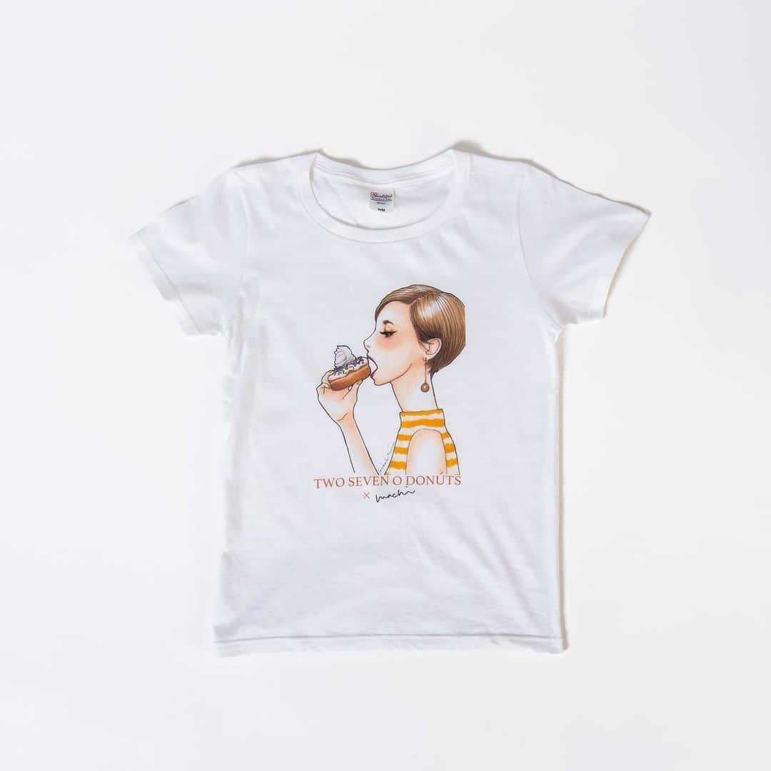 machiのインスタグラム：「Tシャツ第2弾◡̈*✧  京都のドーナツショップ『270DONUTS』とのコラボグッズです。 ドーナツ食べてる女の子ってなんであんなに可愛いんでしょ♡って気持ちを込めて描いたイラストです。 こちらもどんなファッションにも合わせやすいかと。 イラストの位置とかサイズとこだわりまくりました。 今主流のハイウエストに合わせてもイラストが隠れない位置とサイズ感です。  11月17日から期間限定発売です。」