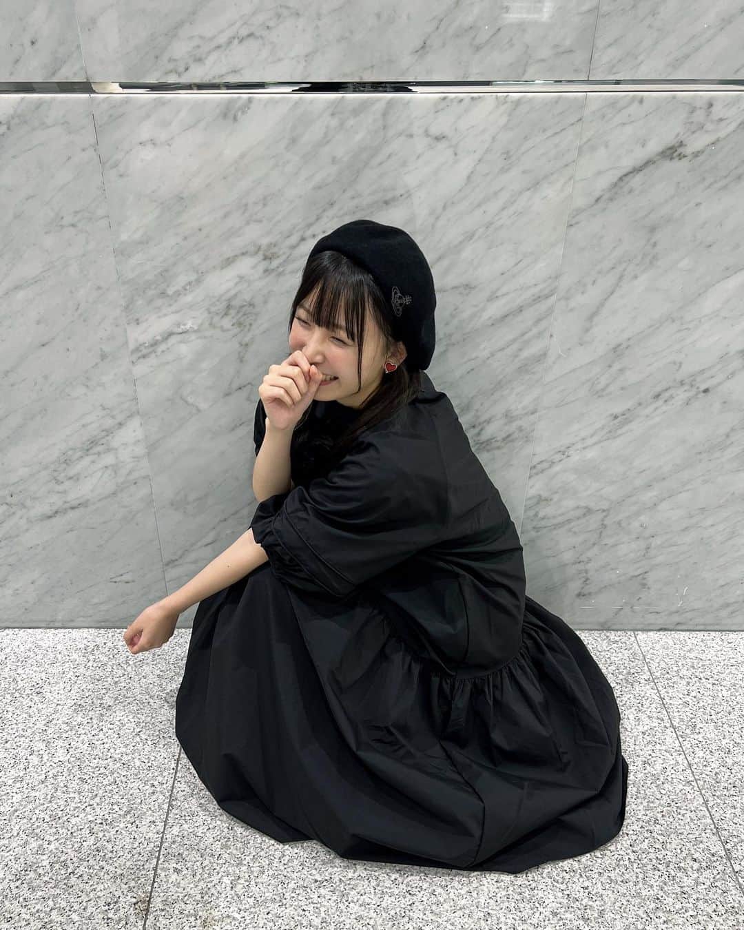 坂川陽香さんのインスタグラム写真 - (坂川陽香Instagram)「🍂🍇  最近涼しくなってきたということで…ベレー帽を被って秋コーデにしました🍁🍂  赤いハートのイヤリングは、ロケでネックレス作り体験をした七宝工房 宙さんからプレゼントしていただいたものです！😭❤️ 可愛すぎて愛用してます…♡  寒さを感じる季節になりましたので、皆さんお身体にはお気を付けて！ご自愛ください꒰ᐡ  ᐡ꒱♡  #ootd #坂川陽香 #06 #Vivienne Westwood #ベレー帽 #SLY #ワンピース#秋コーデ」10月14日 19時33分 - hiyuka_sakagawa.1007