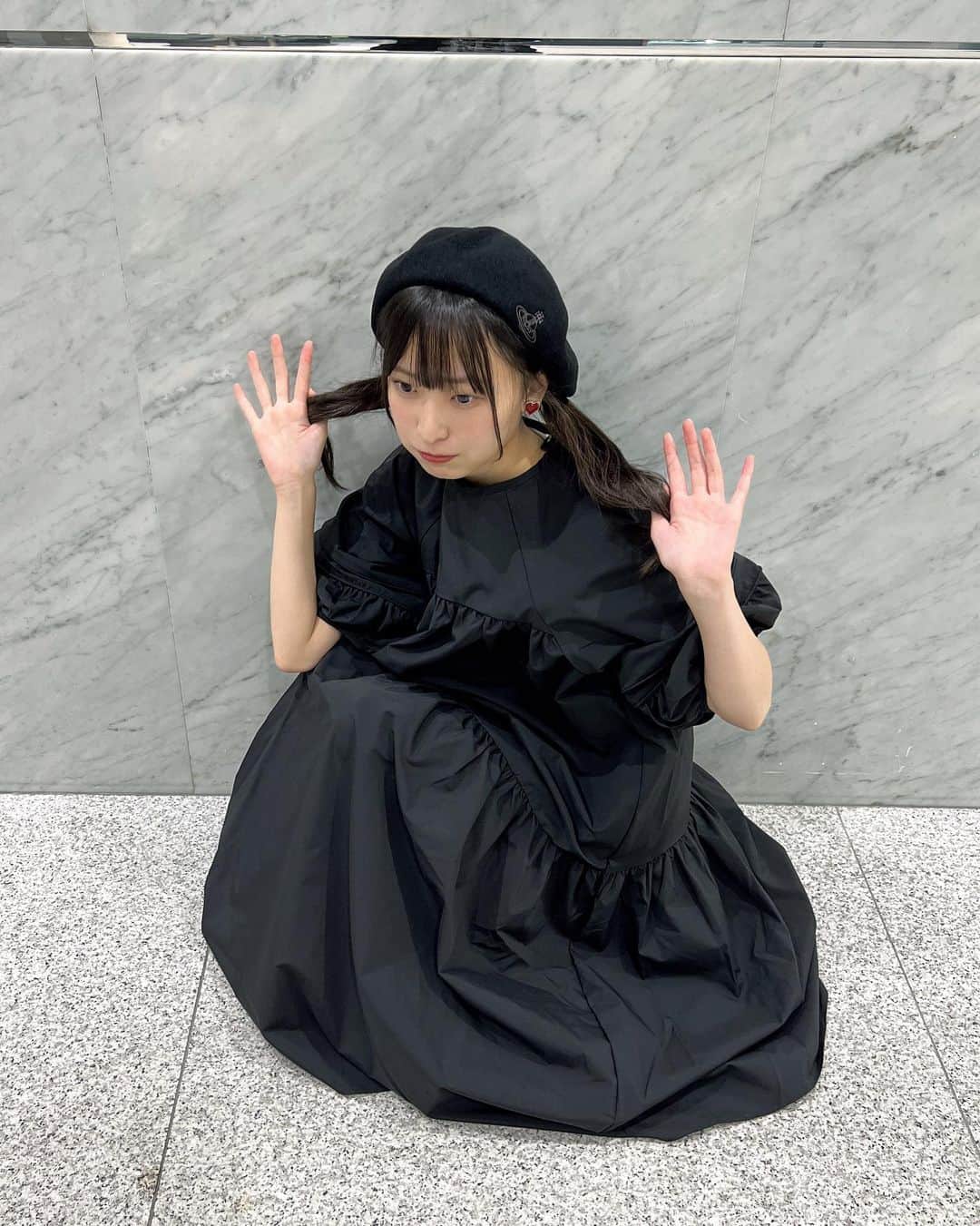 坂川陽香さんのインスタグラム写真 - (坂川陽香Instagram)「🍂🍇  最近涼しくなってきたということで…ベレー帽を被って秋コーデにしました🍁🍂  赤いハートのイヤリングは、ロケでネックレス作り体験をした七宝工房 宙さんからプレゼントしていただいたものです！😭❤️ 可愛すぎて愛用してます…♡  寒さを感じる季節になりましたので、皆さんお身体にはお気を付けて！ご自愛ください꒰ᐡ  ᐡ꒱♡  #ootd #坂川陽香 #06 #Vivienne Westwood #ベレー帽 #SLY #ワンピース#秋コーデ」10月14日 19時33分 - hiyuka_sakagawa.1007