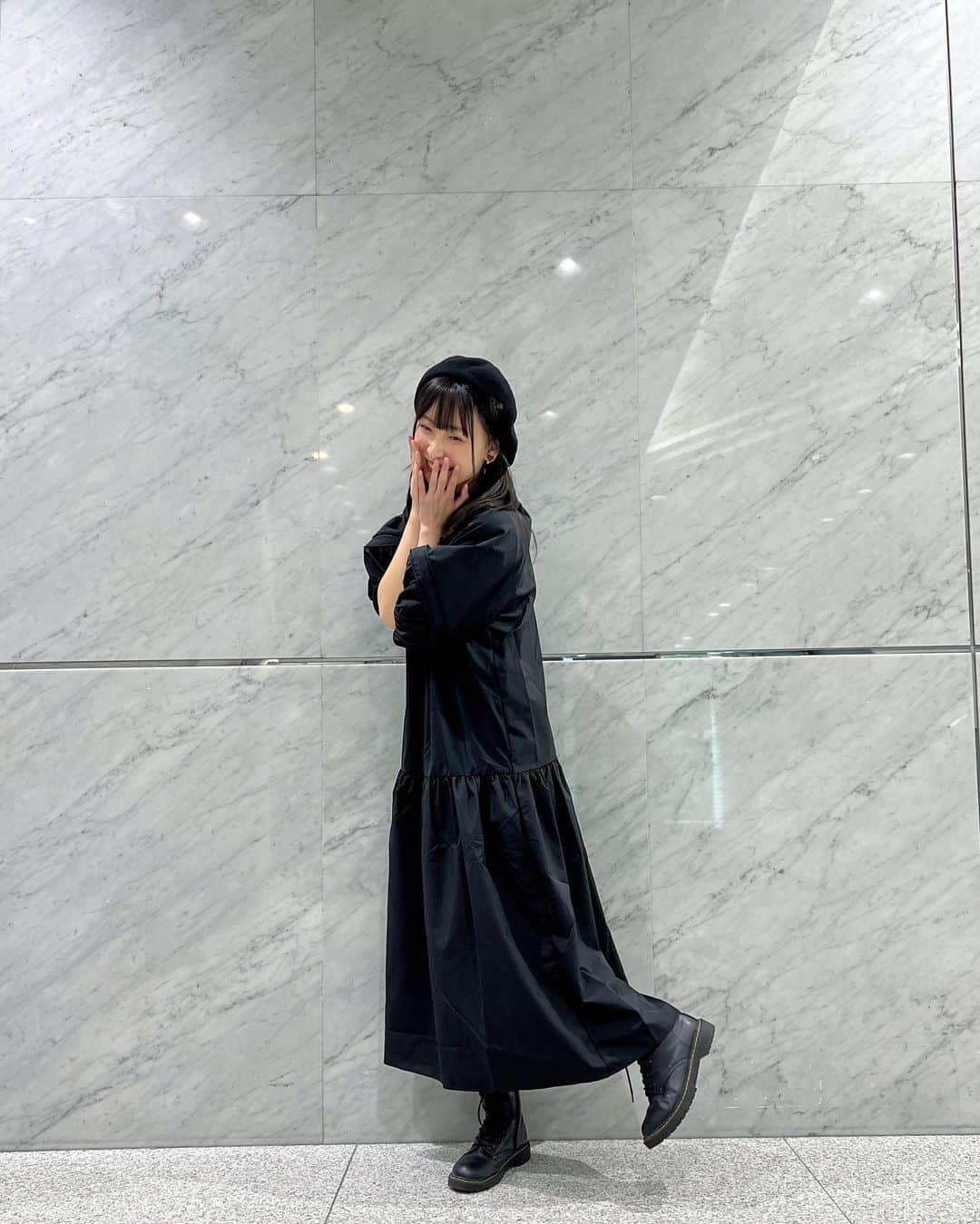 坂川陽香さんのインスタグラム写真 - (坂川陽香Instagram)「🍂🍇  最近涼しくなってきたということで…ベレー帽を被って秋コーデにしました🍁🍂  赤いハートのイヤリングは、ロケでネックレス作り体験をした七宝工房 宙さんからプレゼントしていただいたものです！😭❤️ 可愛すぎて愛用してます…♡  寒さを感じる季節になりましたので、皆さんお身体にはお気を付けて！ご自愛ください꒰ᐡ  ᐡ꒱♡  #ootd #坂川陽香 #06 #Vivienne Westwood #ベレー帽 #SLY #ワンピース#秋コーデ」10月14日 19時33分 - hiyuka_sakagawa.1007
