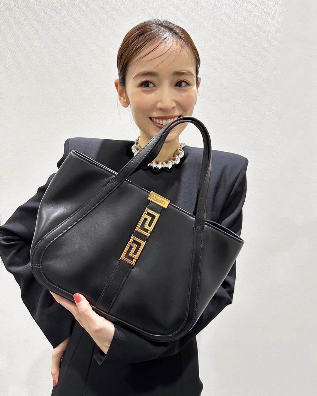 泉里香さんのインスタグラム写真 - (泉里香Instagram)「メゾンを代表するグレカ模様を配した「グレカ ゴッデス」トートバッグ シックでエレガンスなVERSACEの洋服とのコーデも素敵でした🤍  #VersaceGrecaGoddess #PR @VERSACE」10月14日 19時36分 - rika_izumi_