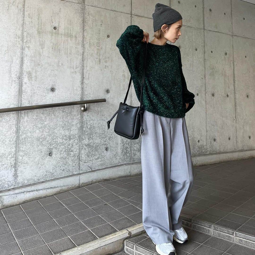のインスタグラム：「150cm秋コーデ🚶‍♀️  今年はラメを取り入れたいと思いつつ、 やっとラメシャギーのニットに挑戦🙌🏻 @nomine_jp シンプルコーデ多めの私にはちょうどいい差し色&ラメ感◎(最近グリーン選びがち。笑)  肌触りはもっちりって感じで 着心地も良かったです〜😀  #nomine #ノミネ #秋服 #秋コーデ #150cmコーデ #低身長コーデ #🍂 #大人カジュアル #大人ファッション #カラーニット #ニットコーデ #ニット帽 #スニーカーコーデ #シンプルコーデ #今日のコーデ」