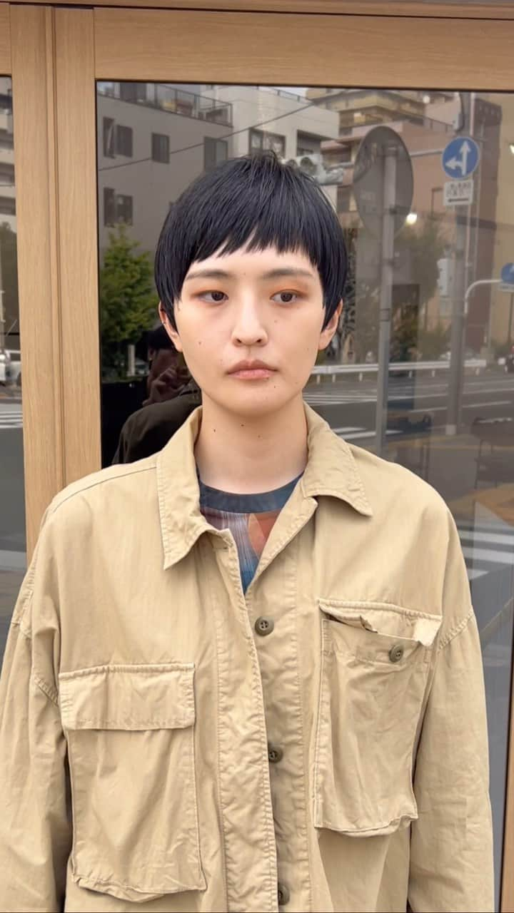 阿藤俊也のインスタグラム：「短めバング＋重さを残した秋のベリーショート✂︎  髪質を生かしたヘアスタイルはお任せください✨  ※好きな雰囲気のスタイルのお写真あれば ぜひ持参ください！！ 好みが伝わりやすいので、ありがたいです☺️  ◆イメージ変えたいけど、似合うか心配😥 ◆いつもどこか似合ってない気がする😥 ◆自分に似合う髪型がわからない😥 ◆自分でうまくセット出来ない😥 ◆とにかく良い感じになりたい😥  どんなお悩みでもご相談ください☺️ どんな状態からでも、素敵にします✨✨ 年齢も問わず、どなたでも  【⚠️ご予約について⚠️】 ↓↓↓↓↓↓↓↓↓↓↓↓↓ ホーム画面URLからへ 簡単にご予約可能です😊 予約がよくわからない場合は、 お電話にて確認お願い致します🤲🤲  #ショート#ショートボブ#ショートへア#ヘアスタイル#ハンサムショート#くびれレイヤー#大人へア#ボブ#ショートカット#くびれヘア #レイヤーカット#前下がりボブ#クセ毛カット #ベリーショート#ベリショ #黒髪ショート #清澄白河#清澄白河美容室#阿藤俊也」