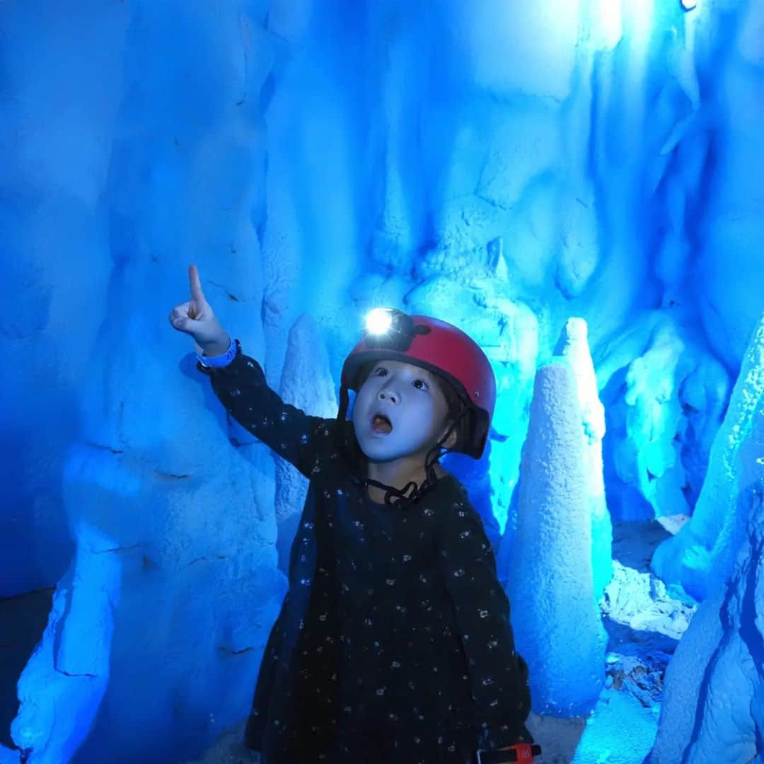 Kuboi Ayumiさんのインスタグラム写真 - (Kuboi AyumiInstagram)「【新アトラクション】洞窟探検 MOGURA(モグラ)に潜入！  先日、那須ハイランドパークに行ったのですが、まず向かったのは「洞窟探検 MOGURA」。 2023年7月1日にオープンしたばかりの体験型洞窟探検アトラクションです。  完全屋内型なので、雨の日でも楽しめますよ。  荷物はロッカーに預けて、ヘルメットをかぶってライトを点灯し、リストバンドをつけて探検開始！ いくつかルートがあるのですが、私が次女と一緒に入ったルートははじめからクルクル～っと滑り台！ 思ったより長かったです。 また、溶岩やボールプールがあったり、不思議なトンネルがあったりと、大人も子どもも楽しめました。  フォトジェニックな空間も多いので、写真をたくさん撮りたいなと思ったのですが どんどん進んでいく娘についていくのが必死で、なかなかいい写真が撮れず…。 天井は低いし、くぐったり登ったり、私は１回で満足だったのですが、娘たちは何度もルートを変えてチャレンジしたかったみたい。 ちなみに、洞窟内に隠してある鉱石を見つけて、リストバンドをかざすと光ってポイントがたまっていきます。  ■那須ハイランドパーク(@nasuhai_woopy) 〒325-0398  栃木県那須郡那須町高久乙3375 TEL：0287-78-1150  ○+●+○+●+○+●+○+●+○+●+○+●+○+●  @himekagami　←check♡  おうちごはん が楽しくなるお取り寄せグルメ や 簡単＆時短ごはん、育児情報など発信中！ 投稿が気に入ったら保存&フォローしていただけるとうれしいです。 いつもありがとうございます(^^)  ○+●+○+●+○+●+○+●+○+●+○+●+○+●  #子連れ #子連れでお出かけ #子連れお出かけ #drive #那須観光 #那須 #栃木観光 #栃木 #栃木旅行 #nasu #tochigi  #遊園地 #テーマパーク #那須ハイランドパーク #那須ハイ」10月14日 19時38分 - himekagami