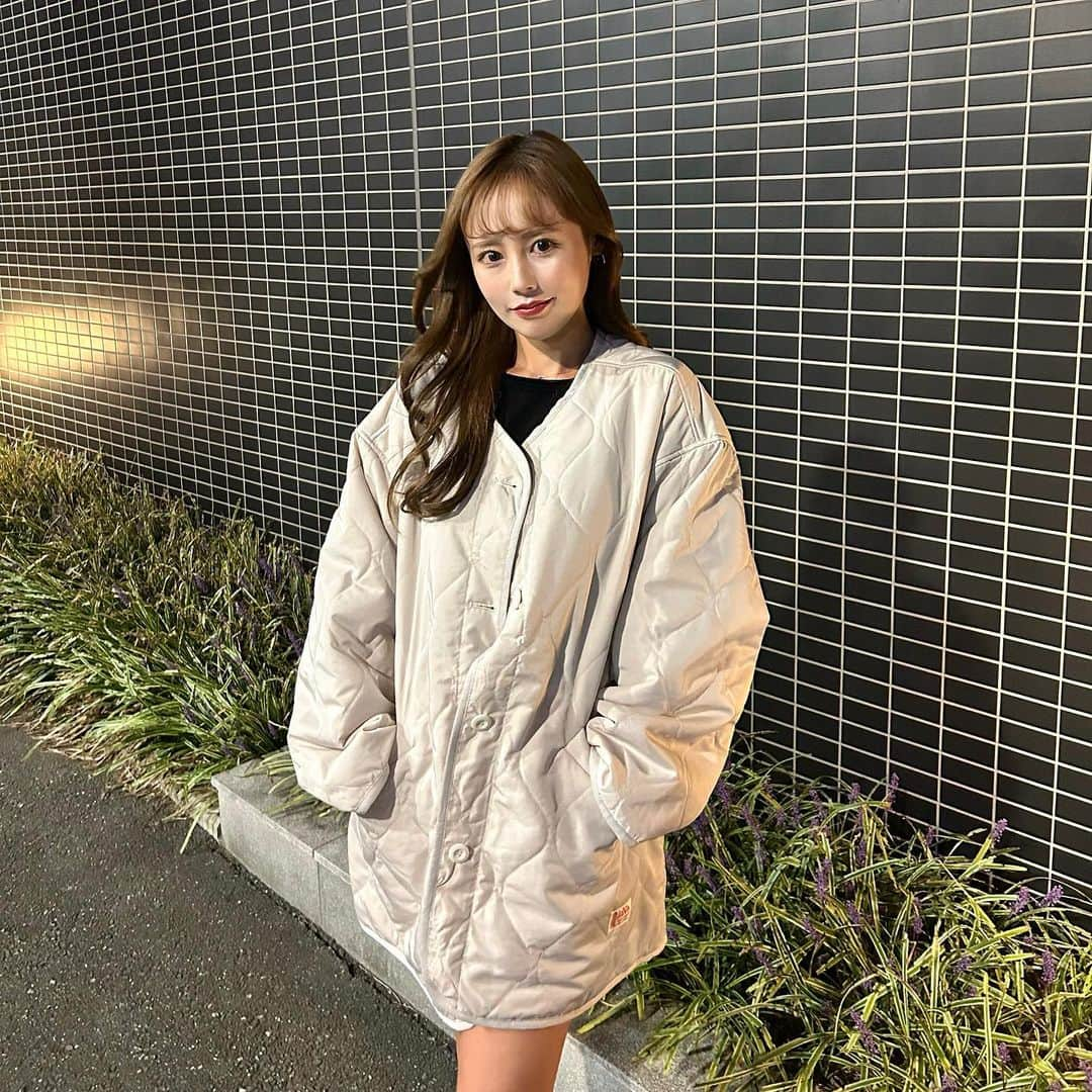 yurishonのインスタグラム：「・​ 急に寒くなってまたまだ寒暖差に​ ついていけてない〜〜🥶🥶笑​ ​ ​ ​ 寒い時は中綿で暖かいこのキルティングコートを​ サッと羽織って出かけてる🧥✨​ ​ ​ お尻までしっかり隠れる丈感も​ 最高に可愛いくない🤭♡？？​ ​ ​ めちゃくちゃ軽いのに暖かいから​ 今年の秋冬めちゃくちゃ重宝しそう👏​ ​ ​ ストーリーにリンク貼っとくね♪​ ​ @classicalelf_official   #classicalelf#クラシカルエルフ#エルフコーデ#タイアップ#JAVA#ジャバ​」