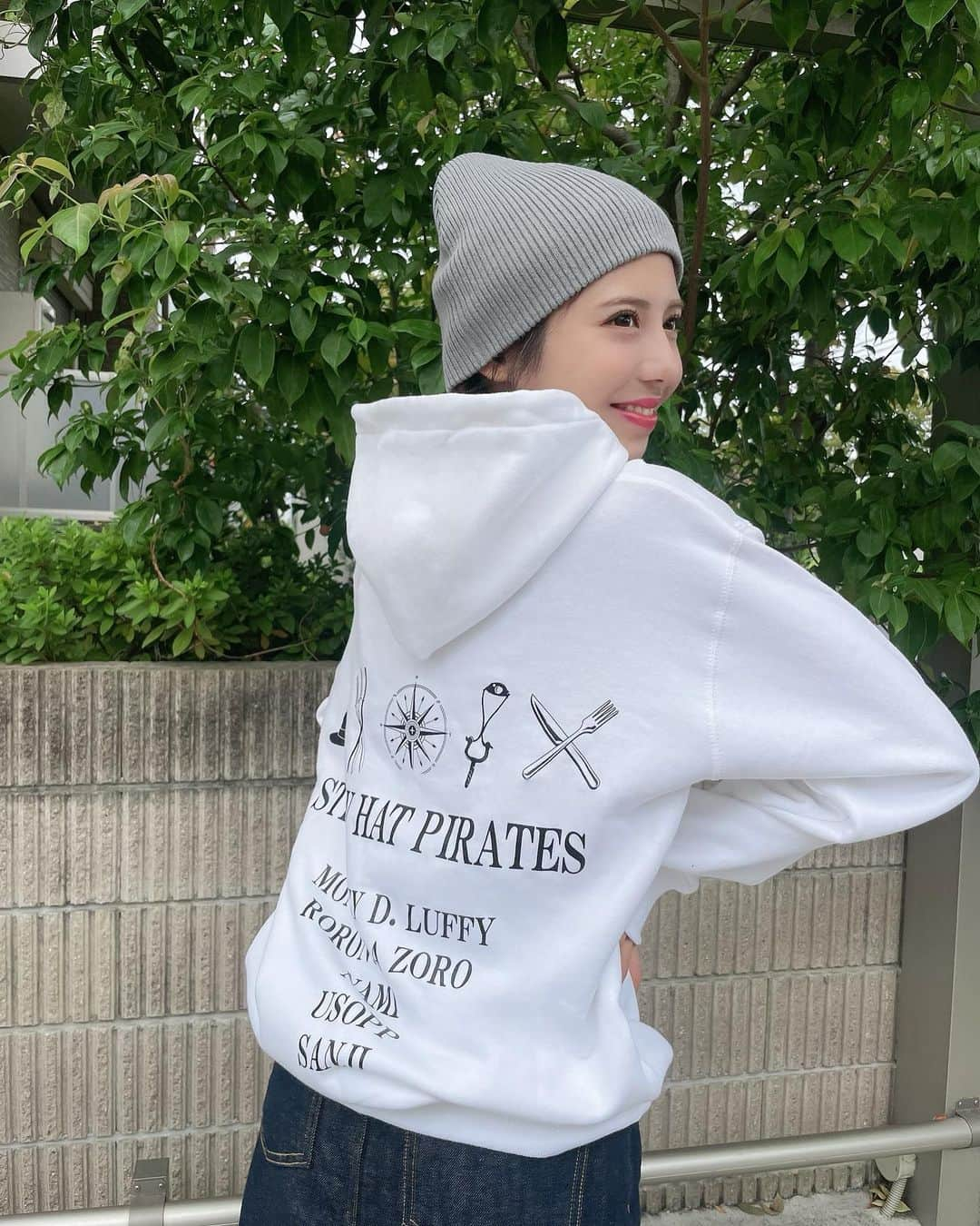 伊藤莉子のインスタグラム：「． ONE PIECEとのコラボのパーカーが 可愛くてget🩶🏴‍☠️  @shoplist_official でgetしたんやけど いまワンピースのコラボグッズがSHOPLISTで販売してて めちゃくちゃいっぱい種類あった❤︎  ONE PIECE好きな方 是非チェックしてみて☺️🩶  #SHOPLIST #SHOPLIST購入品 #ONEPIECE #ワンピースコラボ  ．」