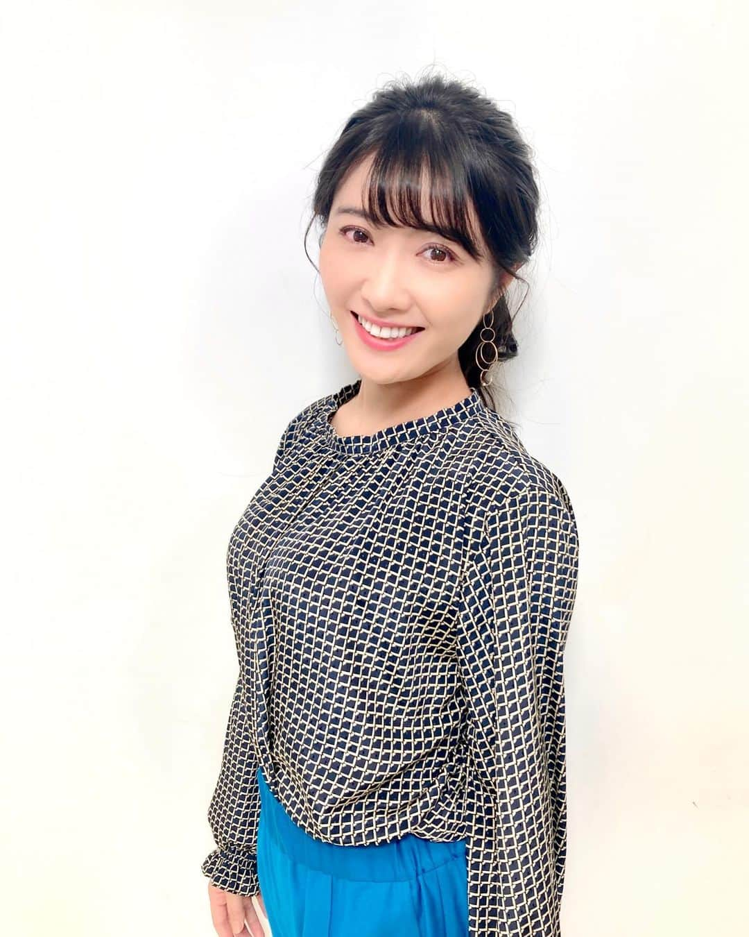 久保井朝美のインスタグラム：「👖 Yahoo!の天気予報では 久々のパンツでした☺️  今夜もパンツスタイルです❤️  今夜8:55〜は NHK「サタデーウオッチ9」  明日は午後1:30〜 「やまがた環境展2023」で くぼてんき&久保井朝美トークショー  よろしくお願いします🤗  #パンツスタイル #パンツコーディネート  #久保井朝美 #気象予報士 #防災士 #青パンツ #秋コーディネート」