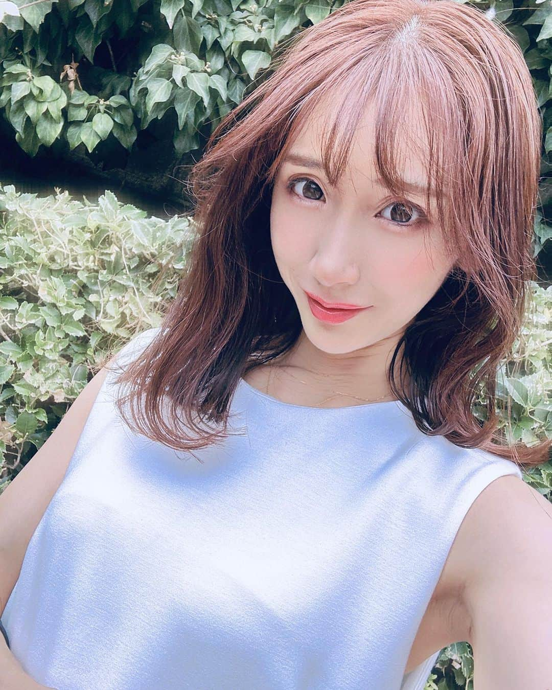 小原春香のインスタグラム：「こんなこといつまでしてくれるの？🥹🩷  ・ 叱ると、『ママ大好き！ママ大好き！』といってくる🥹 チャンネル変えてほしいときは、『はるちゃん💕これ違うぅ〜』って言うし、 ママ執着全くなかったけど、 マザコンに育ってきてる気がする🥰そのうち反抗されてグレて、家出とかされる日がくるかもしれないから、ここに2枚目の写真残しておこ。😛  #男の子ママ #重めミディアム #可愛いママへの道は険しい #可愛いママになりたい  #ママ友募集」