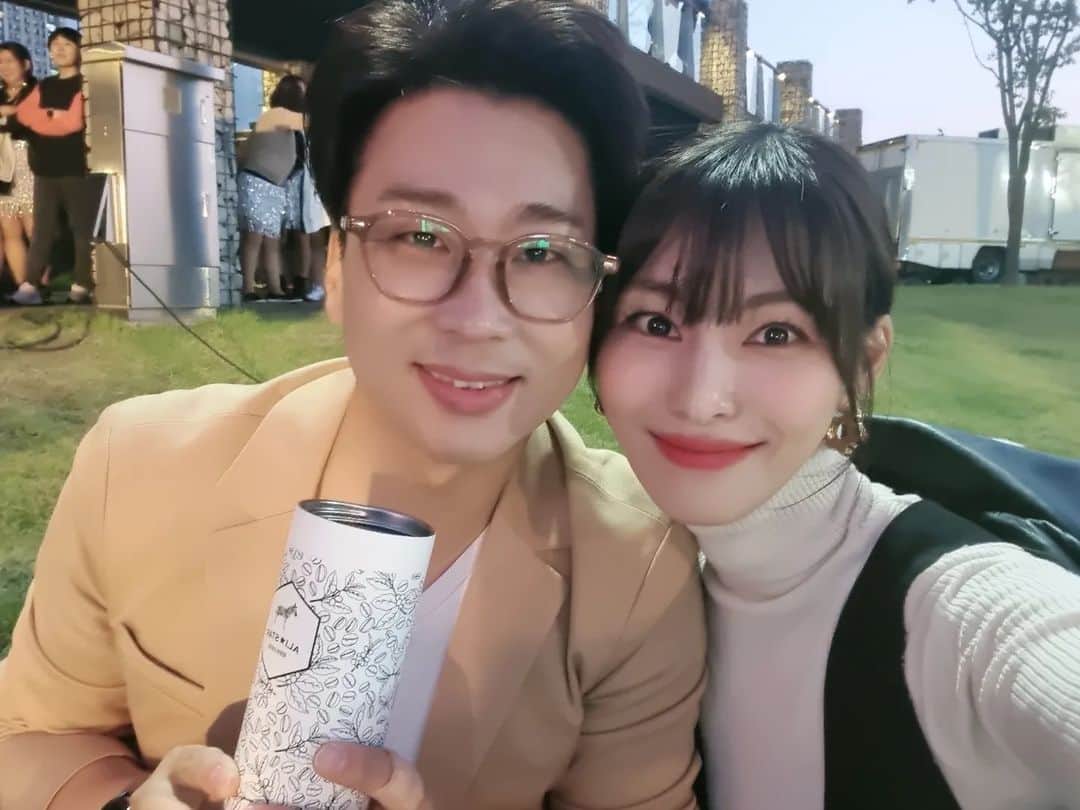 キム・ジョンファのインスタグラム：「오늘의 우리~~👨‍👩‍👦 고양이 유화^^ 별아 미안~~ 담엔 같이오쟈💜 쌀쌀해져서ㅠㅠ 알리스타 텀블러에 따뜻한커피 담아 야외에서 햄볶기😁」