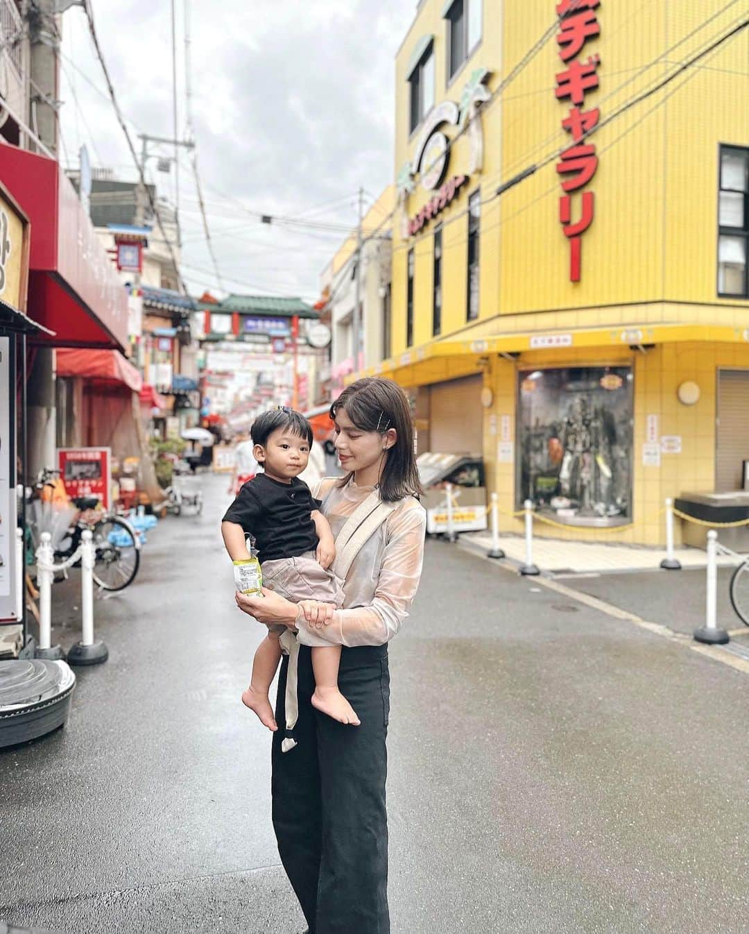 畑有里紗のインスタグラム：「鶴橋のコリアタウン🇰🇷で 食べ歩きした日の👨‍👩‍👦♡  1.ドン曇りのコリアタウン キムチギャラリーの主張強すぎぃ🫠 息子は渋い顔でお菓子をつまむ 2.ダルゴナラテ(森永のキャラメルミルクみたいやった) 3.キッズ椅子あって助かりすぎた スンドゥブは日本テイスト 4.10円パン(ハチミツチーズ美味しかったぁぁ) 5.息子とパパ 6.ビヨット品揃え豊富♡ 7.ハットグ(周りはポテト派) 8.久しぶりに食べれてニヤニヤ 9. THEコリアタウンな場所 10.1歳からのサッポロポテト食べる息子  初めて行ったけど楽しかったな〜〜✌️❤️ たまにパラパラ小雨降ってたから早めに退散したし 次は晴れてる日にリベンジしたいな😙  写真は一眼レフとiPhone混ざってるよ📷📱  @sho_arii.family  #鶴橋コリアタウン#韓国グルメ#韓国料理#食べ歩き#鶴橋#鶴橋食べ歩き#ビヨット#ビヨットヨーグルト#10円パン#ダルゴナラテ#ハットグ#休日の過ごし方#家族時間#お出かけ#子連れお出かけ」