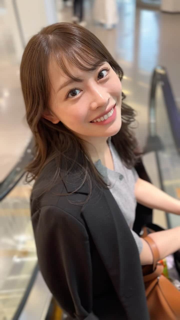 高木由梨奈のインスタグラム：「髪染めたてでお気に入り♡ オリーブ感はそんなに出さず、でも黄色みは押さえて透明感出してもらった🤭 トリートメントもしてツヤツヤサラサラ〜✨」
