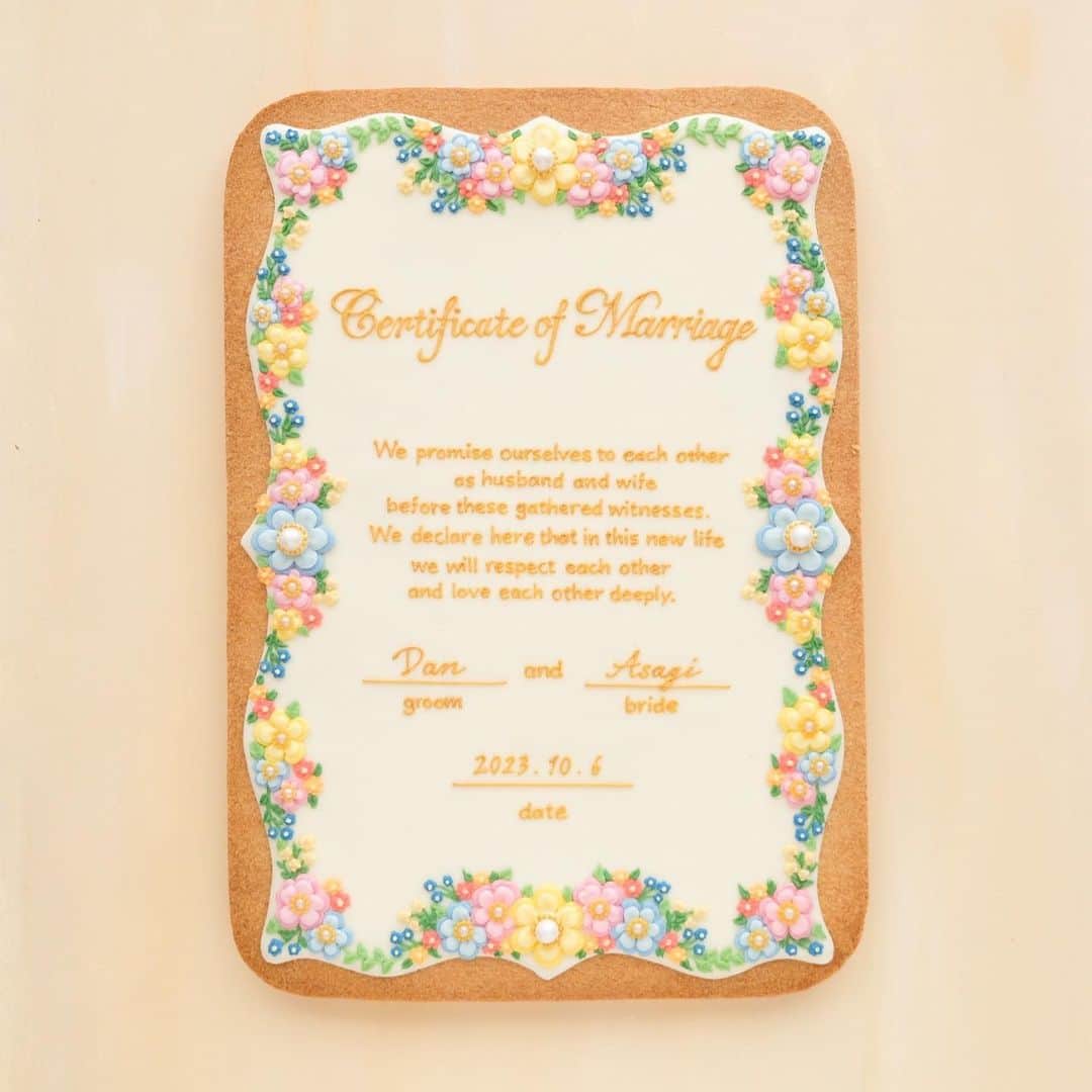 KUNIKAさんのインスタグラム写真 - (KUNIKAInstagram)「Marriage of Certificate Cookie for my friend @asagiinyo 's wedding ceremony! What a wonderful idea it is!! Her creation is always incredible, it was an honner to make this special cookie for her wedding. Thank you so much and sending big love from London! Congratulations!!!💐🩵🌼🥰💕  あさぎちゃんのとっても素敵なアイディアで作らせていただいた、BIGサイズな結婚証明書のアイシングクッキー🍪✨ そういえば、私が今まで作ってきた中で1番大きいサイズでした！  早くリニューアルしたPOPPY @poppy_tokyo にも行きたいなぁ🌼」10月14日 19時50分 - _kunika_