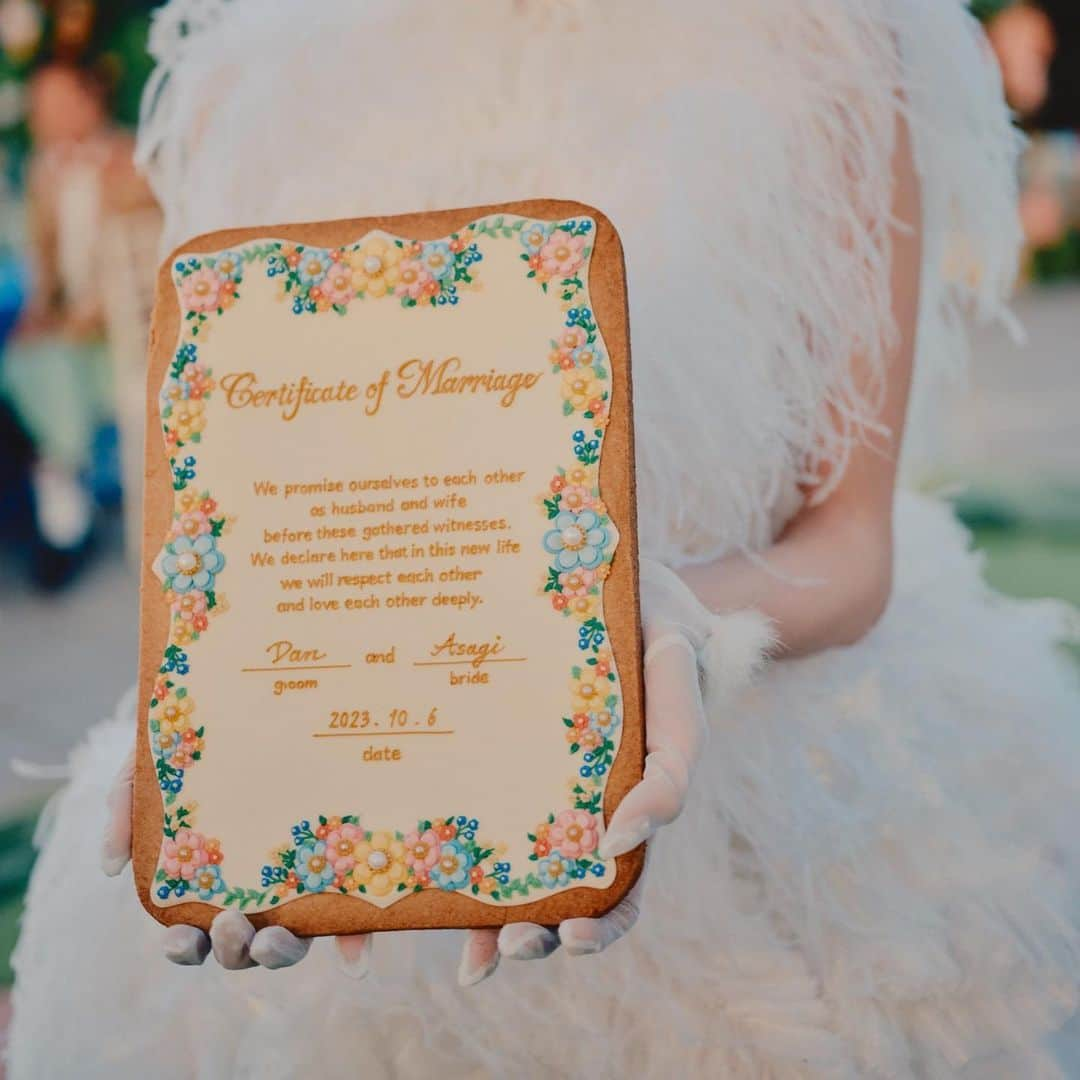 KUNIKAさんのインスタグラム写真 - (KUNIKAInstagram)「Marriage of Certificate Cookie for my friend @asagiinyo 's wedding ceremony! What a wonderful idea it is!! Her creation is always incredible, it was an honner to make this special cookie for her wedding. Thank you so much and sending big love from London! Congratulations!!!💐🩵🌼🥰💕  あさぎちゃんのとっても素敵なアイディアで作らせていただいた、BIGサイズな結婚証明書のアイシングクッキー🍪✨ そういえば、私が今まで作ってきた中で1番大きいサイズでした！  早くリニューアルしたPOPPY @poppy_tokyo にも行きたいなぁ🌼」10月14日 19時50分 - _kunika_