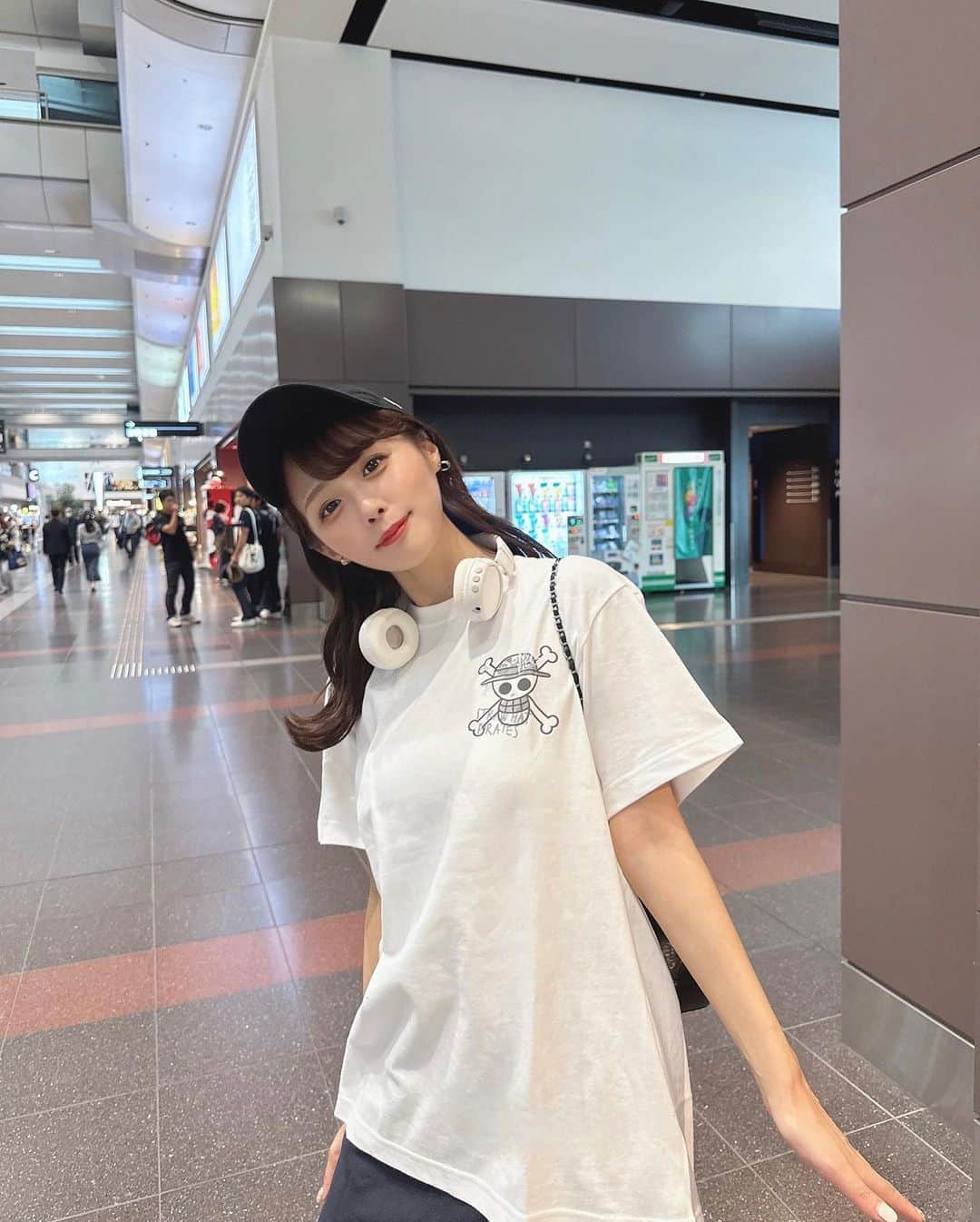 計良日向子（ひなひ）さんのインスタグラム写真 - (計良日向子（ひなひ）Instagram)「. 羽田空港で機内コーデ✈️🎈 . . . Tシャツはワンピースのコラボグッズ♡ SHOPLISTで販売されてるよ🛍️🎀 普段のコーデにも合わせやすくて さりげないワンポイントで可愛い💭 ワンピース好きの皆さんぜひ！！ . . . @shoplist_official . #SHOPLIST #SHOPLIST購入品 #ワンピースコラボ #羽田空港 #機内コーデ #空港コーデ」10月14日 19時53分 - kerahinako1105