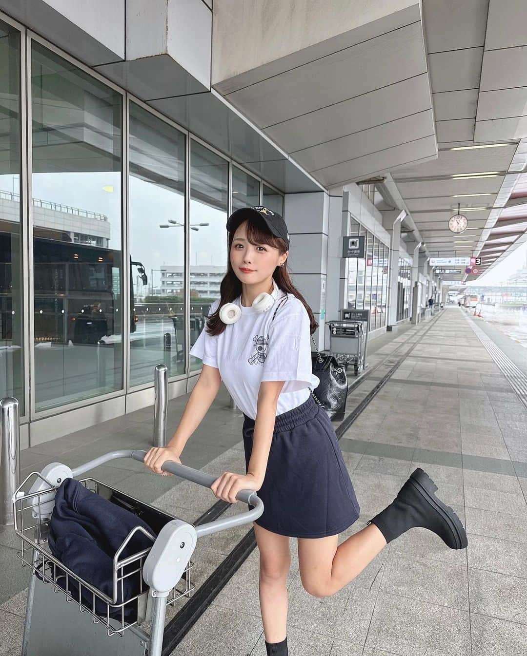 計良日向子（ひなひ）さんのインスタグラム写真 - (計良日向子（ひなひ）Instagram)「. 羽田空港で機内コーデ✈️🎈 . . . Tシャツはワンピースのコラボグッズ♡ SHOPLISTで販売されてるよ🛍️🎀 普段のコーデにも合わせやすくて さりげないワンポイントで可愛い💭 ワンピース好きの皆さんぜひ！！ . . . @shoplist_official . #SHOPLIST #SHOPLIST購入品 #ワンピースコラボ #羽田空港 #機内コーデ #空港コーデ」10月14日 19時53分 - kerahinako1105