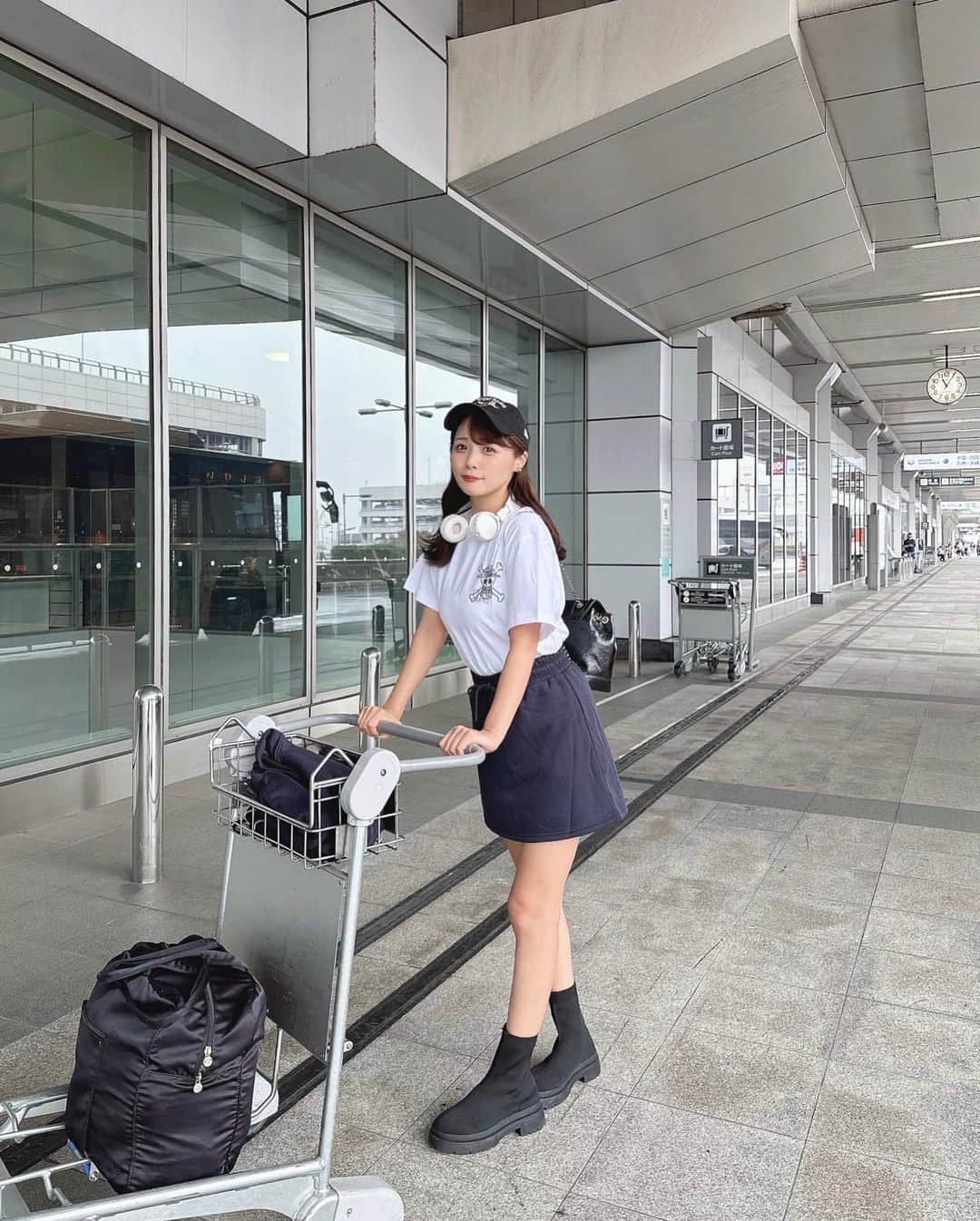 計良日向子（ひなひ）さんのインスタグラム写真 - (計良日向子（ひなひ）Instagram)「. 羽田空港で機内コーデ✈️🎈 . . . Tシャツはワンピースのコラボグッズ♡ SHOPLISTで販売されてるよ🛍️🎀 普段のコーデにも合わせやすくて さりげないワンポイントで可愛い💭 ワンピース好きの皆さんぜひ！！ . . . @shoplist_official . #SHOPLIST #SHOPLIST購入品 #ワンピースコラボ #羽田空港 #機内コーデ #空港コーデ」10月14日 19時53分 - kerahinako1105