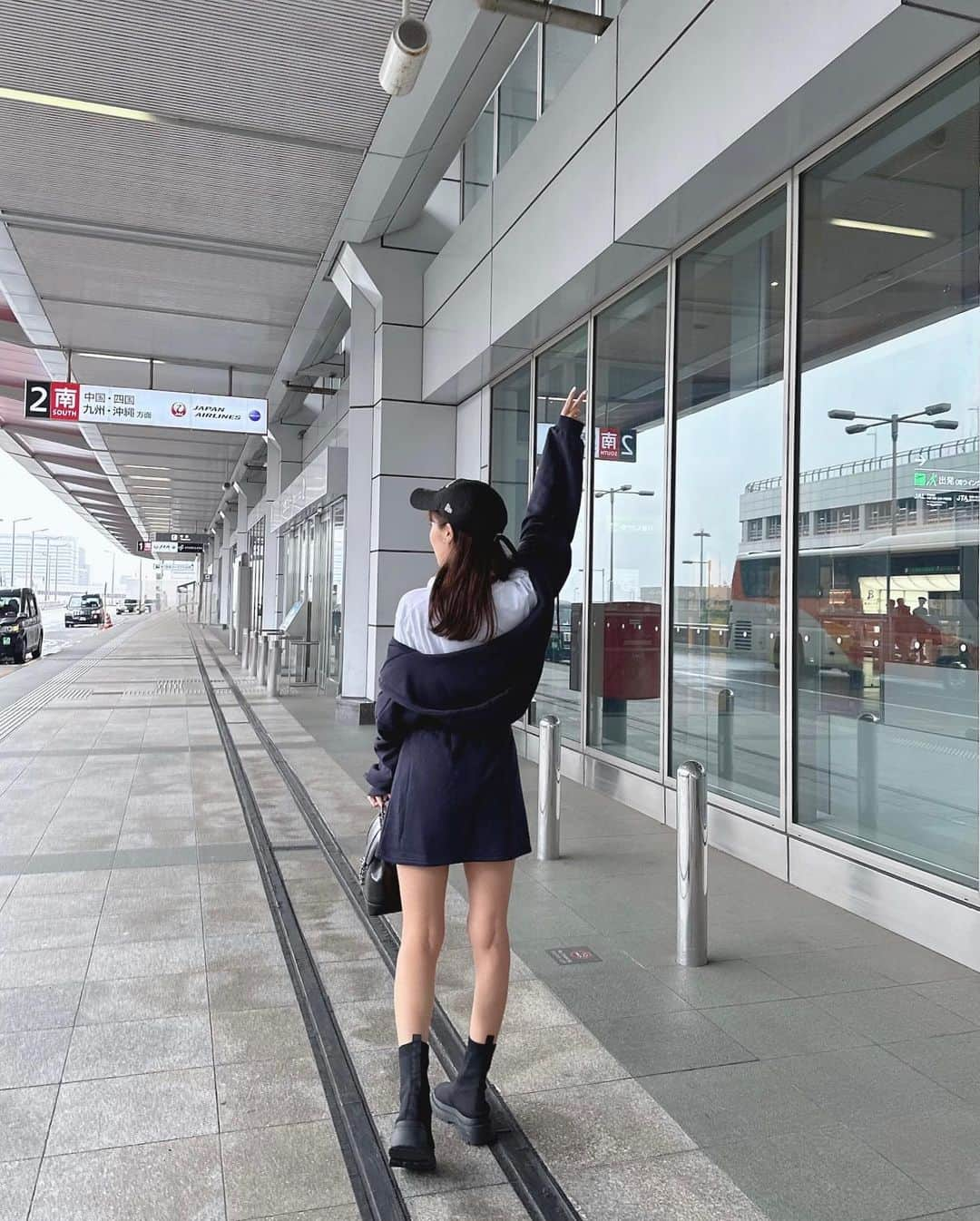 計良日向子（ひなひ）さんのインスタグラム写真 - (計良日向子（ひなひ）Instagram)「. 羽田空港で機内コーデ✈️🎈 . . . Tシャツはワンピースのコラボグッズ♡ SHOPLISTで販売されてるよ🛍️🎀 普段のコーデにも合わせやすくて さりげないワンポイントで可愛い💭 ワンピース好きの皆さんぜひ！！ . . . @shoplist_official . #SHOPLIST #SHOPLIST購入品 #ワンピースコラボ #羽田空港 #機内コーデ #空港コーデ」10月14日 19時53分 - kerahinako1105