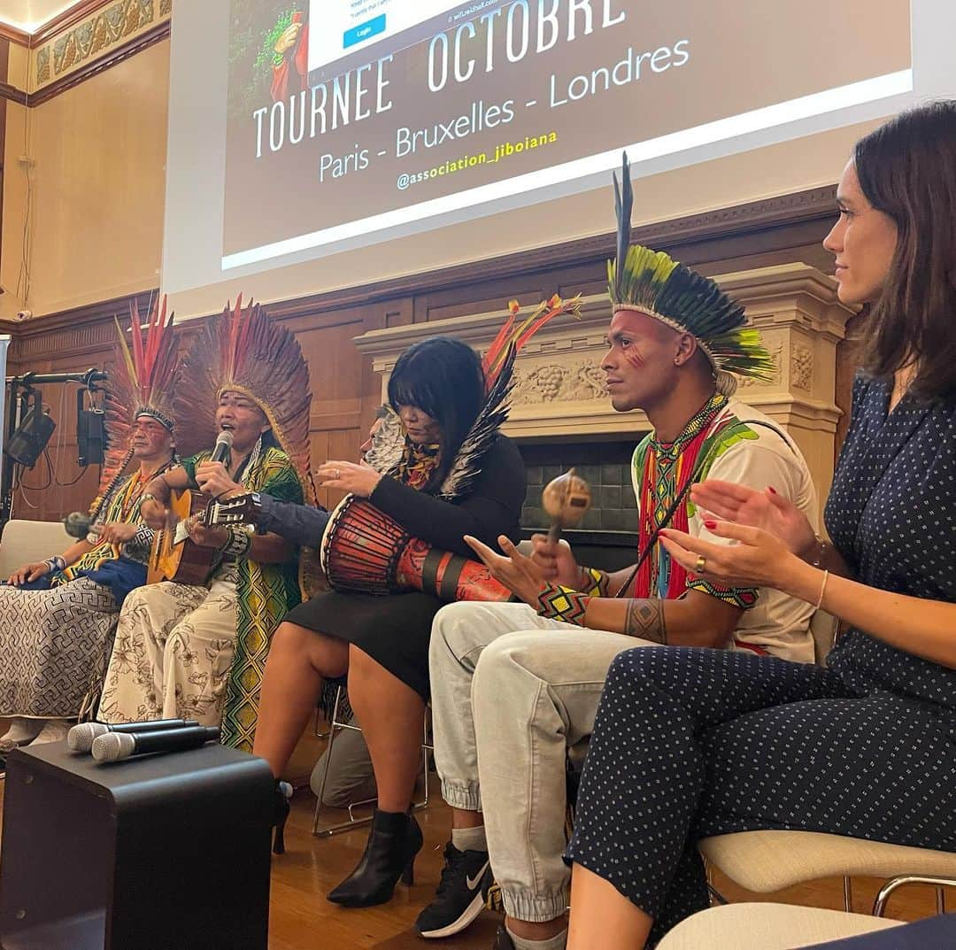 Leslie Camila-Roseさんのインスタグラム写真 - (Leslie Camila-RoseInstagram)「🇫🇷👇🏻  🇺🇸 Last Friday, I had the honor of moderating an exceptional event organized by @association_jiboiana with the support of @revuenatives   It marked the beginning of the tour of the delegation of indigenous peoples from the Amazon and Atlantic forest. We had the joy of having among us indigenous representatives @suhyasun  @thaline_maxim_karaja  @biruanihunikui @bixku.hunikuin as well as @soniadiop from @legacy_forum_org and @sandy_olivarcalvo from @greenpeace_france .  Their voices, carriers of ancestral wisdom were at the heart of our discussions. During our exchanges, we explored nature, discussed the exploitation and destruction of lands in the Amazon and the Atlantic forest, and also tackled crucial issues, such as the oppression suffered by indigenous peoples, as well as the issue of cultural appropriation.  Thanks to the entire Jiboiana team, especially @leo.landon.jiboiana Landon and @laetitia.jeanpierre.jiboiana for their hard work in the past months in preparing for this event.  And @opalssens @kelly.dochy @morgane.wildchild   Stay tuned, I plan to release an in-depth video on the subject of cultural appropriation soon.   🇫🇷 Vendredi dernier, j'ai eu l’honneur de modérer un événement exceptionnel organisé par @association_jiboiana.   C'était le coup d'envoi de la tournée de la délégation des peuples autochtones de la forêt amazonienne et atlantique.  Nous avons eu la joie d'avoir parmi nous 4 représentants autochtones @suhyasun  @thaline_maxim_karaja  @bixku.hunikuin & @biruanihunikui ainsi que @soniadiop de @legacy_forum_org et Sandy de @greenpeace_france   Au cours de nos échanges, nous avons exploré la nature, discuté de l'exploitation et la préservation des forêts. Nous avons également abordé des questions tout aussi cruciales, comme l'oppression subie par les peuples autochtones, ainsi que la question de l'appropriation culturelle.  Merci à Jiboiana, notamment @leo.landon.jiboiana et @laetitia.jeanpierre.jiboiana , pour leur travail acharné pour la préparation de cette rencontre.   Restez à l'écoute, je publierai une vidéo sur le sujet de l'appropriation culturelle soon.  💚🌿」10月14日 19時54分 - leslie_coutterand