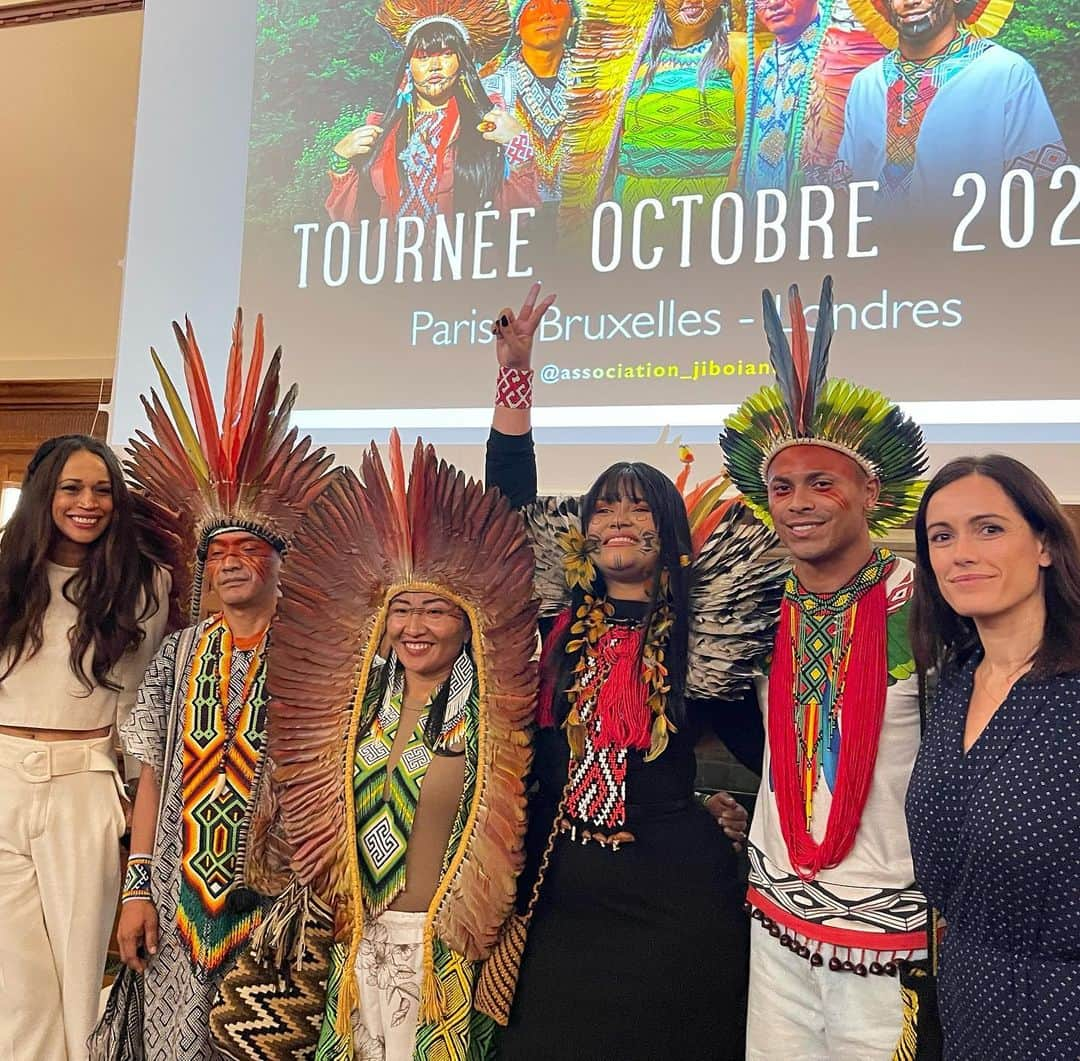 Leslie Camila-Roseさんのインスタグラム写真 - (Leslie Camila-RoseInstagram)「🇫🇷👇🏻  🇺🇸 Last Friday, I had the honor of moderating an exceptional event organized by @association_jiboiana with the support of @revuenatives   It marked the beginning of the tour of the delegation of indigenous peoples from the Amazon and Atlantic forest. We had the joy of having among us indigenous representatives @suhyasun  @thaline_maxim_karaja  @biruanihunikui @bixku.hunikuin as well as @soniadiop from @legacy_forum_org and @sandy_olivarcalvo from @greenpeace_france .  Their voices, carriers of ancestral wisdom were at the heart of our discussions. During our exchanges, we explored nature, discussed the exploitation and destruction of lands in the Amazon and the Atlantic forest, and also tackled crucial issues, such as the oppression suffered by indigenous peoples, as well as the issue of cultural appropriation.  Thanks to the entire Jiboiana team, especially @leo.landon.jiboiana Landon and @laetitia.jeanpierre.jiboiana for their hard work in the past months in preparing for this event.  And @opalssens @kelly.dochy @morgane.wildchild   Stay tuned, I plan to release an in-depth video on the subject of cultural appropriation soon.   🇫🇷 Vendredi dernier, j'ai eu l’honneur de modérer un événement exceptionnel organisé par @association_jiboiana.   C'était le coup d'envoi de la tournée de la délégation des peuples autochtones de la forêt amazonienne et atlantique.  Nous avons eu la joie d'avoir parmi nous 4 représentants autochtones @suhyasun  @thaline_maxim_karaja  @bixku.hunikuin & @biruanihunikui ainsi que @soniadiop de @legacy_forum_org et Sandy de @greenpeace_france   Au cours de nos échanges, nous avons exploré la nature, discuté de l'exploitation et la préservation des forêts. Nous avons également abordé des questions tout aussi cruciales, comme l'oppression subie par les peuples autochtones, ainsi que la question de l'appropriation culturelle.  Merci à Jiboiana, notamment @leo.landon.jiboiana et @laetitia.jeanpierre.jiboiana , pour leur travail acharné pour la préparation de cette rencontre.   Restez à l'écoute, je publierai une vidéo sur le sujet de l'appropriation culturelle soon.  💚🌿」10月14日 19時54分 - leslie_coutterand